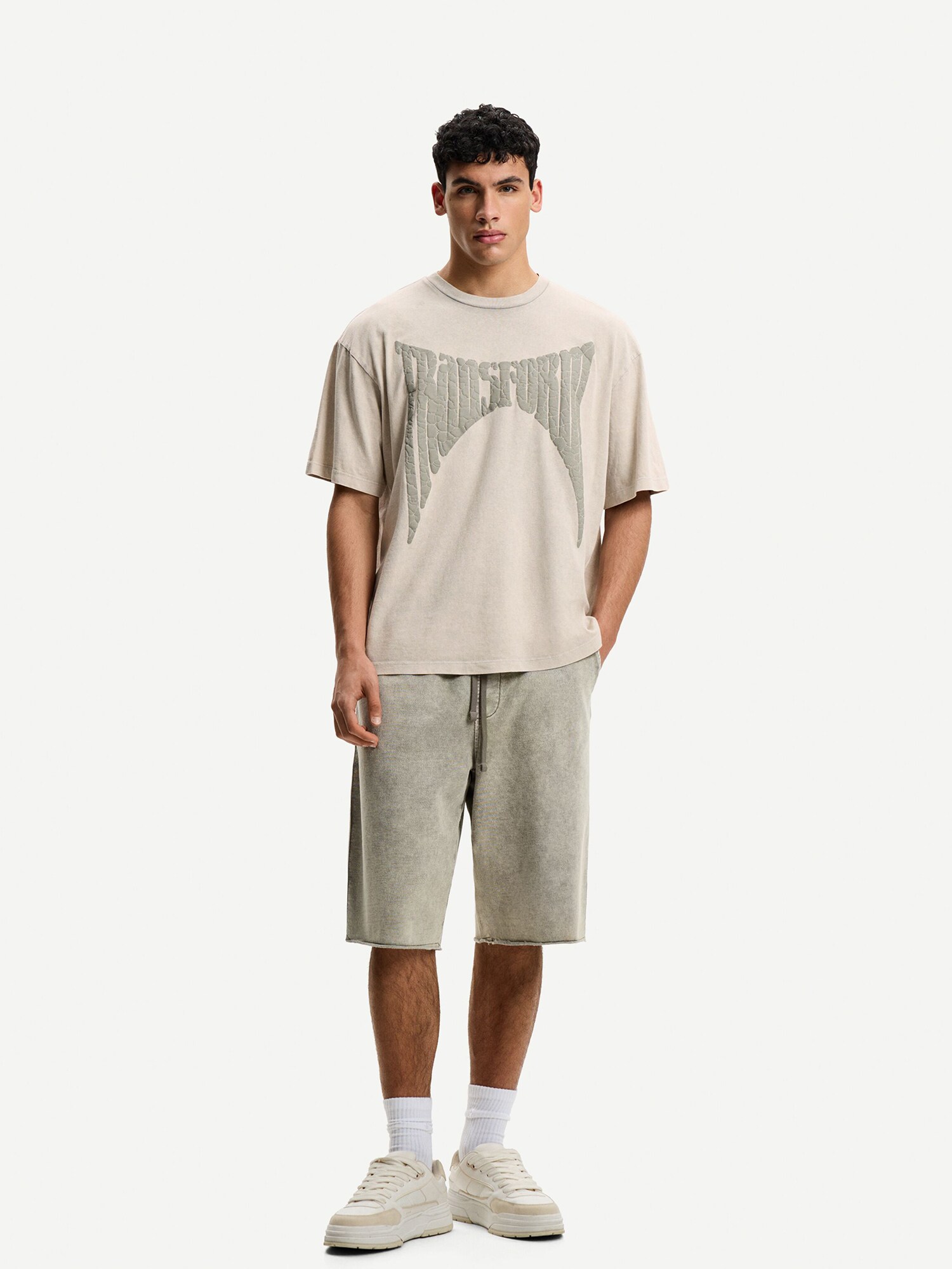 Bershka Nadrág  világos bézs / greige termék 2. képe