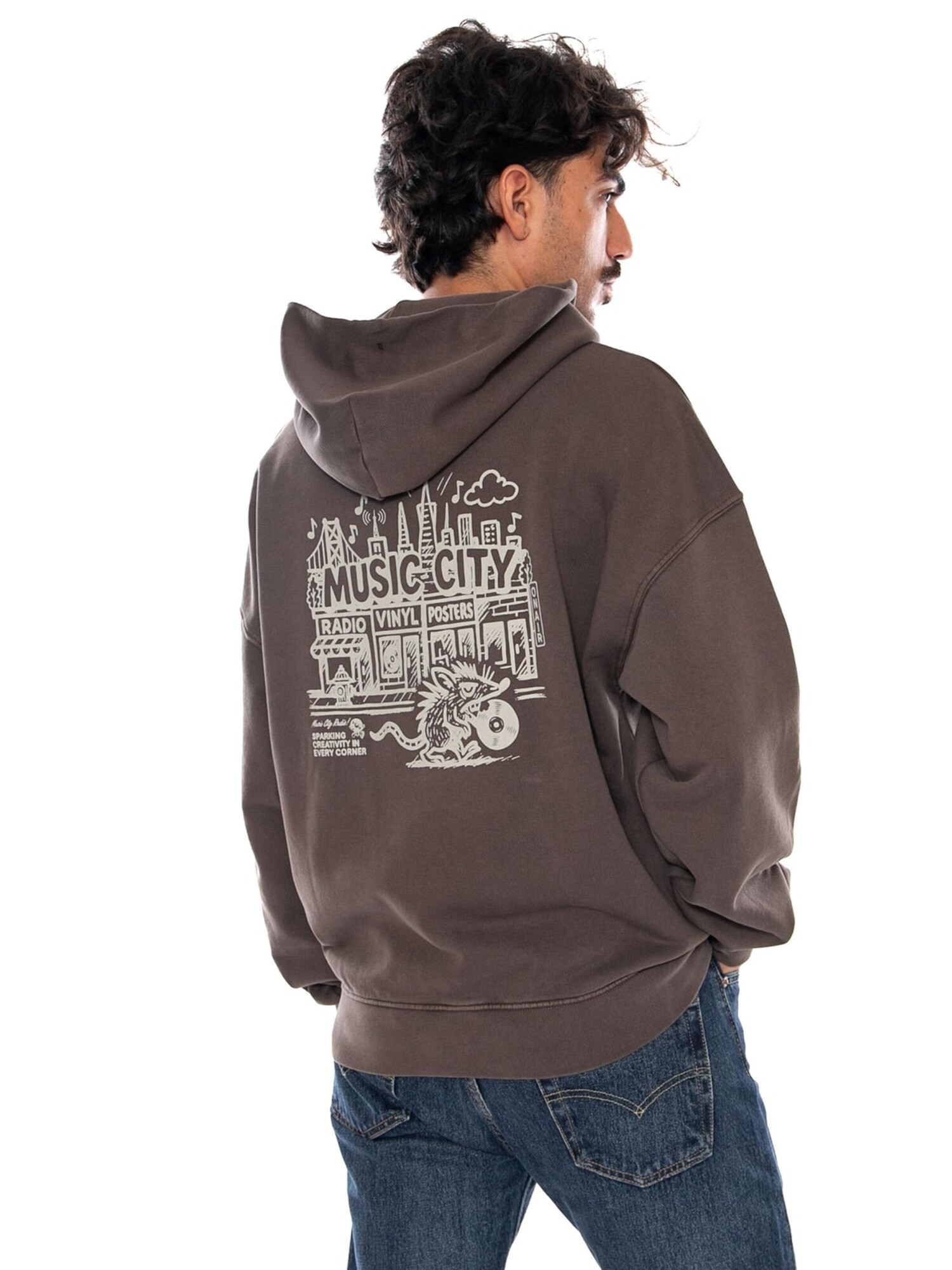 LEVI'S ® Sudadera 'LEVI'S TWO HORSE BOXY HOODIE MUSIC CITY VINYL 2 BROWN' marrón – imagen 3