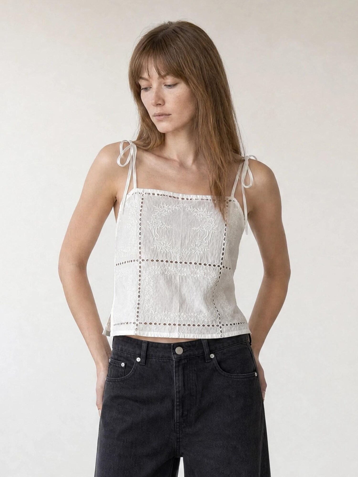 ARMIE Top 'The Apple Cropped Square Neck Top' bijela