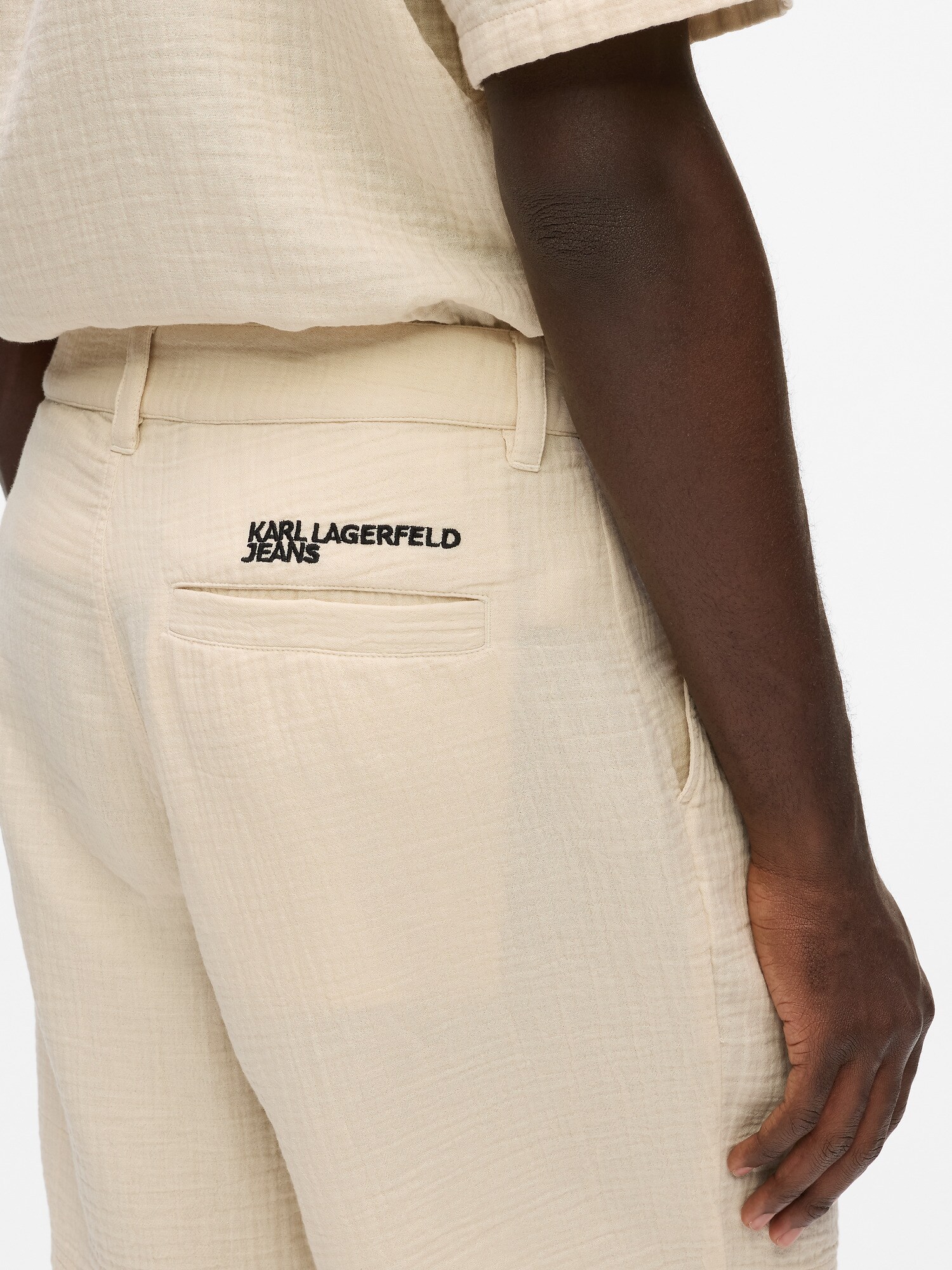 KARL LAGERFELD JEANS Pantalón plisado  beige – imagen 4