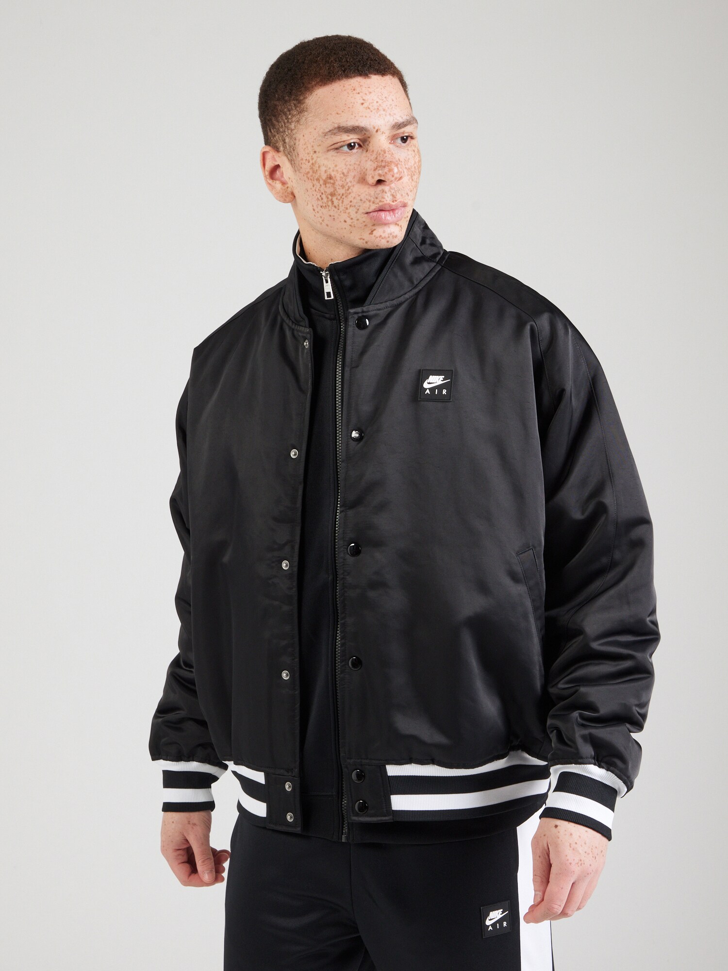 Nike Sportswear Átmeneti dzseki 'AIR VARSITY'  fekete / fehér termék 2. képe
