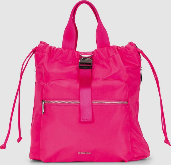 Modisch eleganter City Rucksack der Serie Suza-Nylon von Emily & Noah mit verstellbarem, abnehmbarem Rückenriemen. Der Rucksack besticht durch sein außergewöhnliches Design und seine hochwertige Verarbeitung. Er verfügt über ein sehr geräumiges Hauptfach mit Handy- und Reißverschlussfach und eine aufgesetzte Vortasche mit Reißverschluss. Der perfekte modische Begleiter im Alltag.