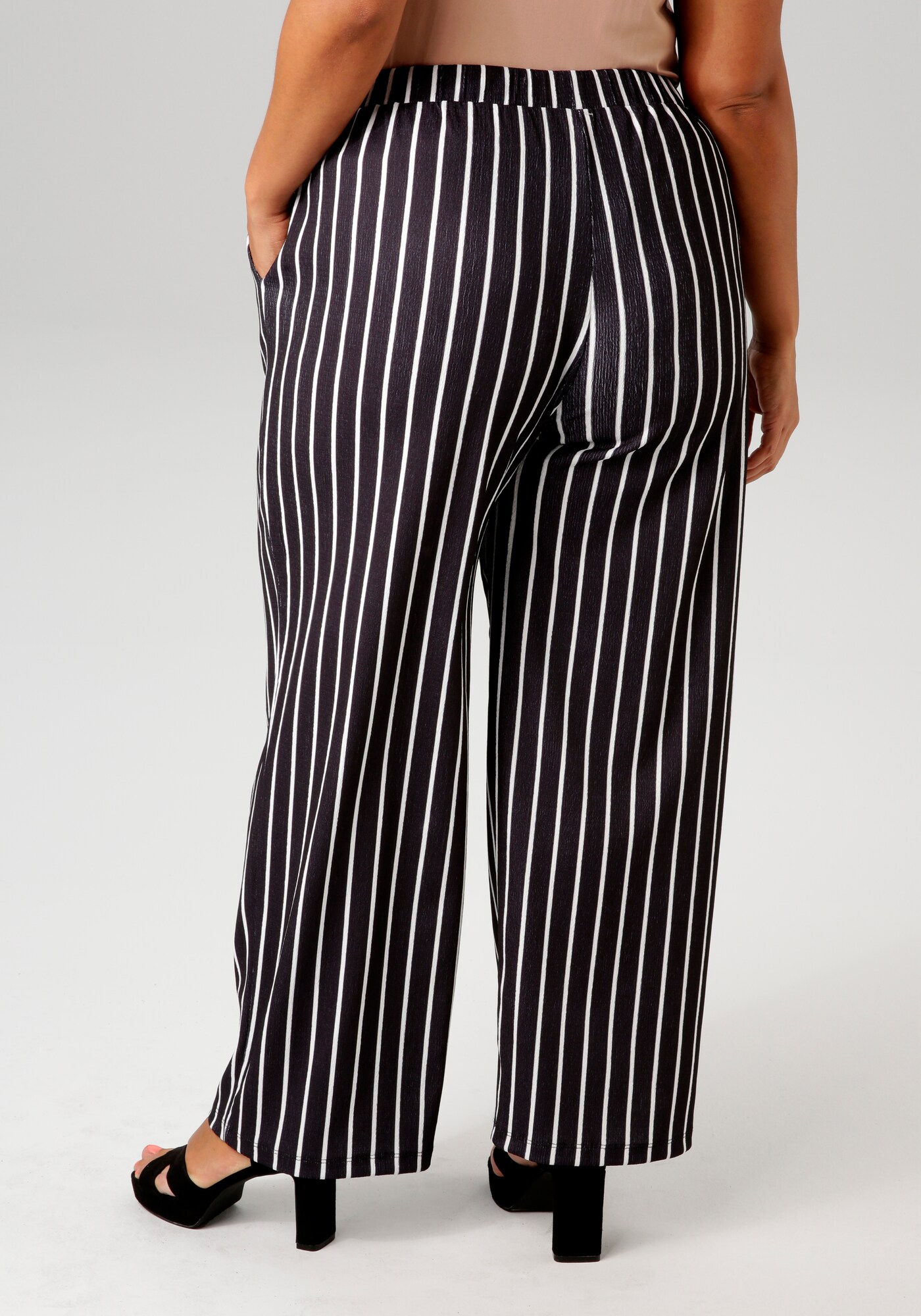 Thumbnail - Aniston Hose