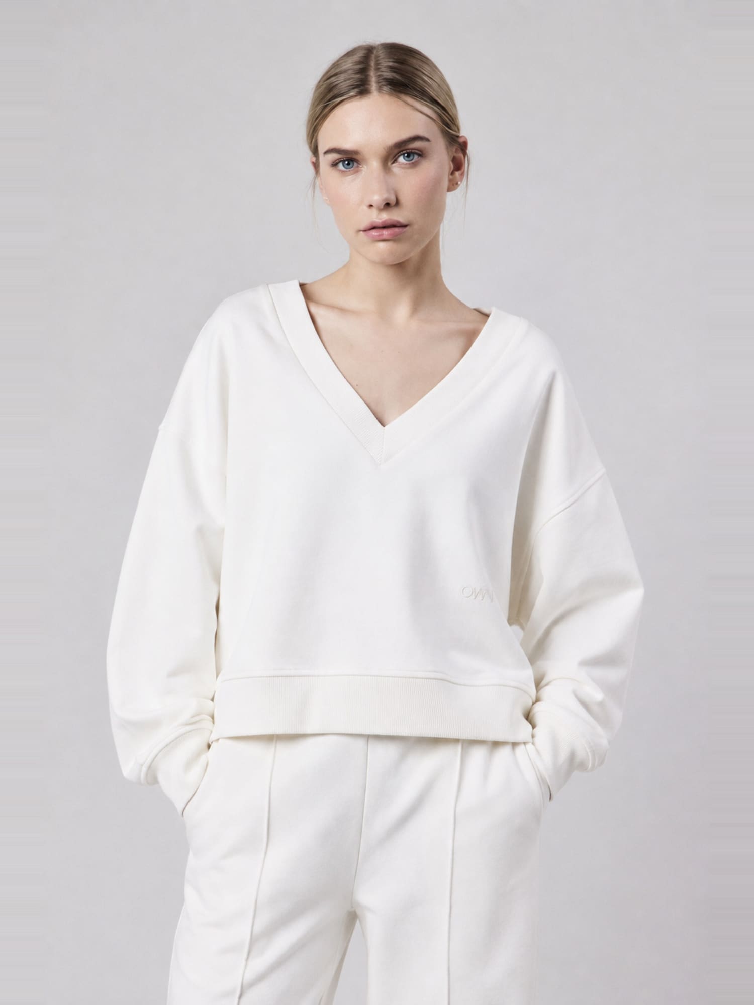 OWN Off With Nature Sportska sweater majica 'Felpa Scollo a V Loose Fit in Interlock Off White' bijela