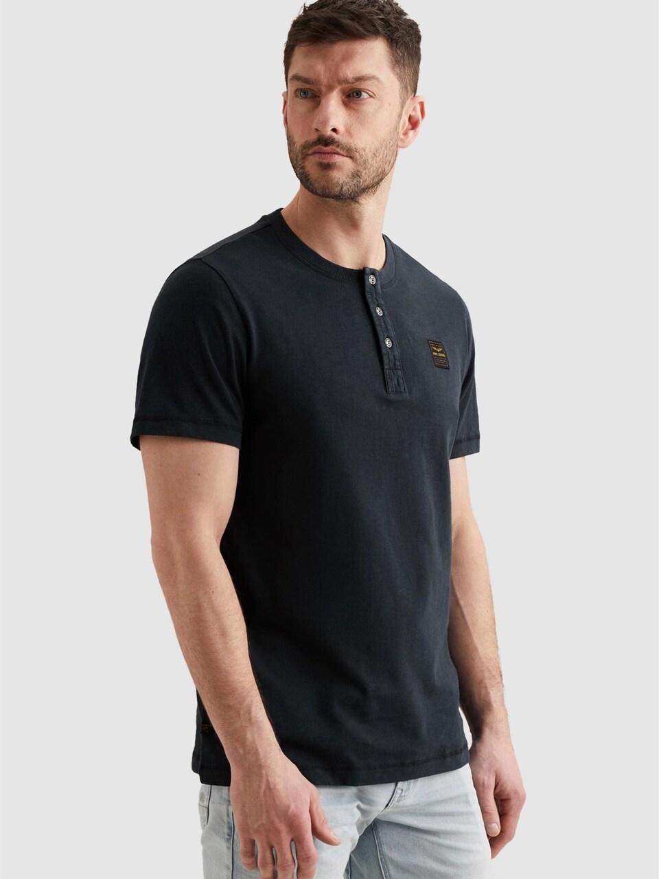 Skjorta 'Henley T-shirt with badge'