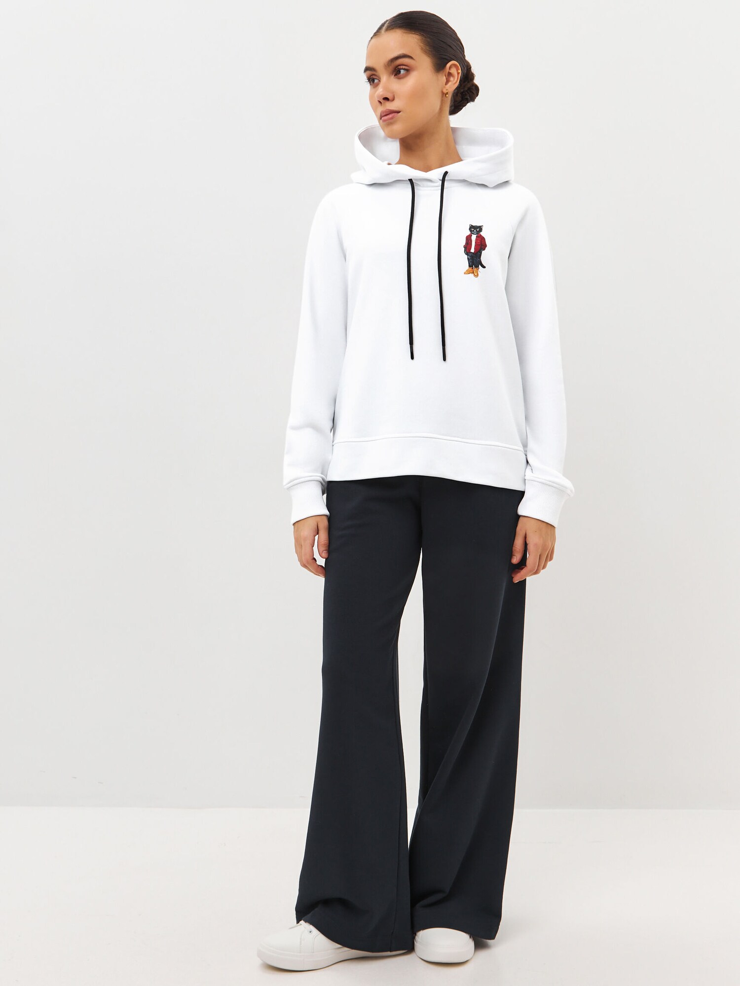 Thumbnail - CAT by Maniita Lacitta Kapuzenpullover, Hoodie, COUNTRY CAT, mit Katzenmotiv, Model trägt Größe S