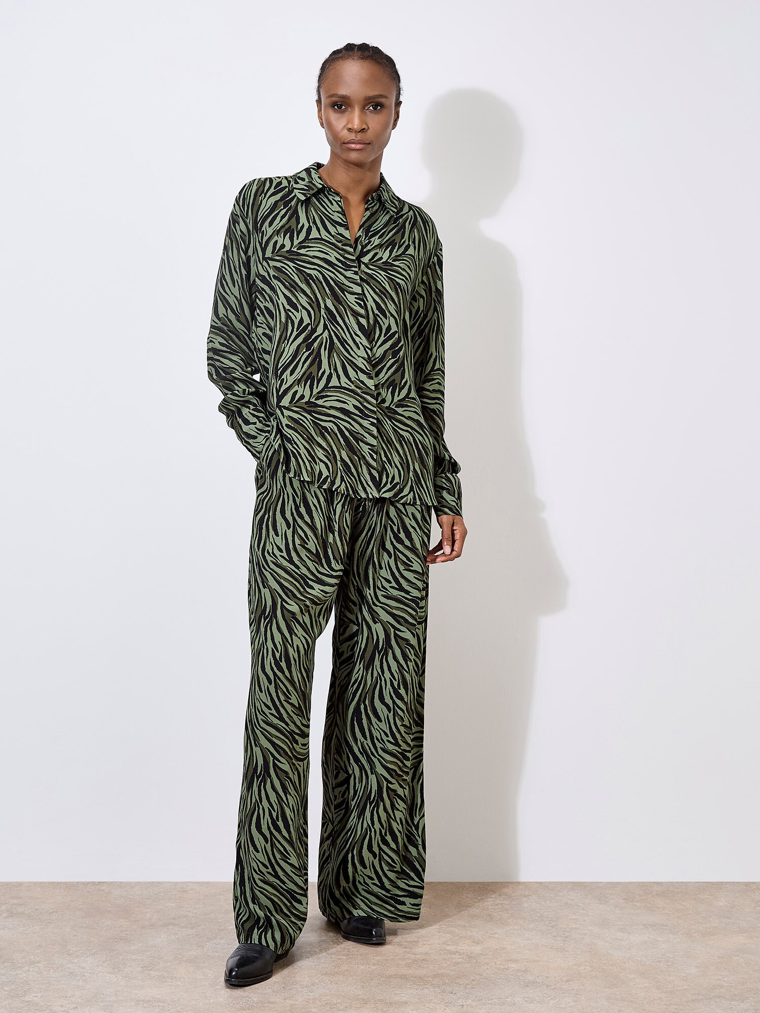 Thumbnail - Zebra Print High-Low Shirt ' '