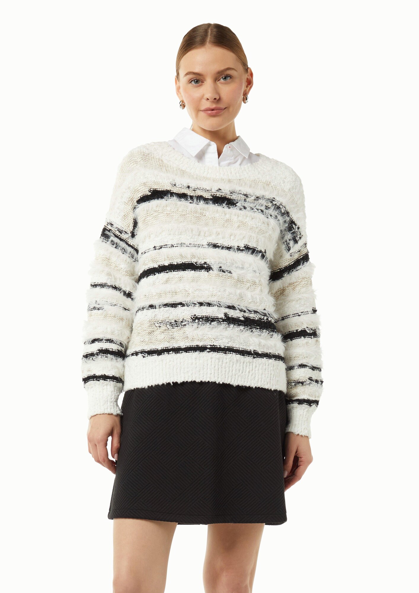 Thumbnail - comma casual identity Pullover