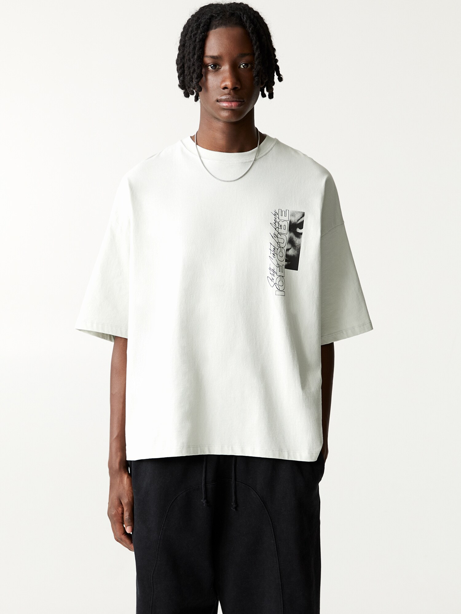 Pull&Bear Póló 'ICE CUBE'  ekrü / sötétszürke / fekete / fehér termék 2. képe