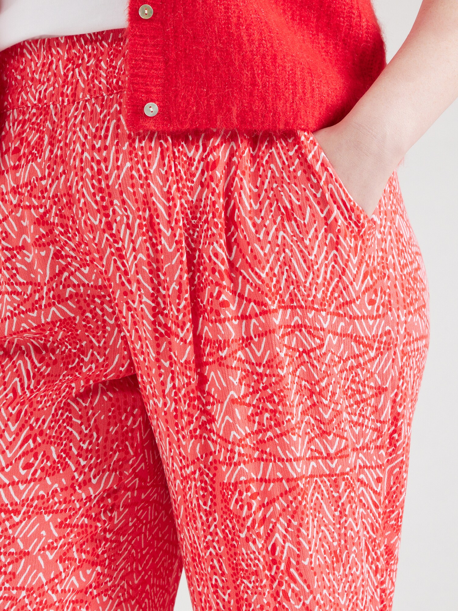 Vero Moda Curve Nohavice 'VMCMENNY' svetločervená (obrázok 5)
