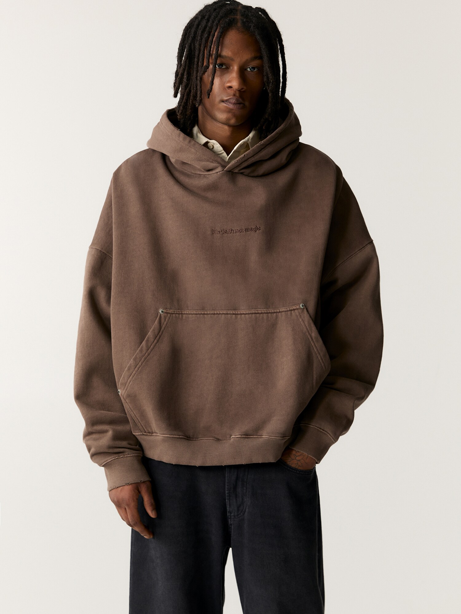 Pull&Bear Tréning póló  sötét barna termék 2. képe