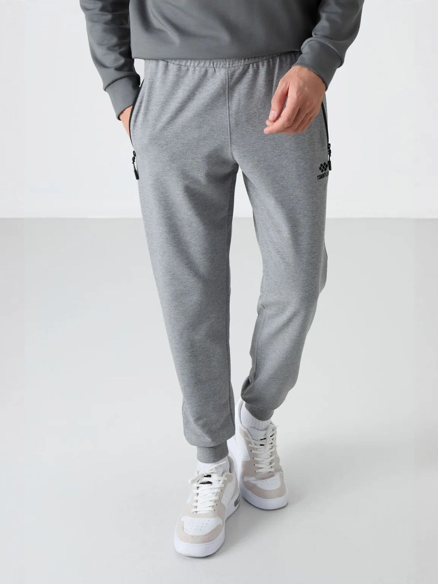 Tommy Life Sportske hlače 'Jogginghose' siva