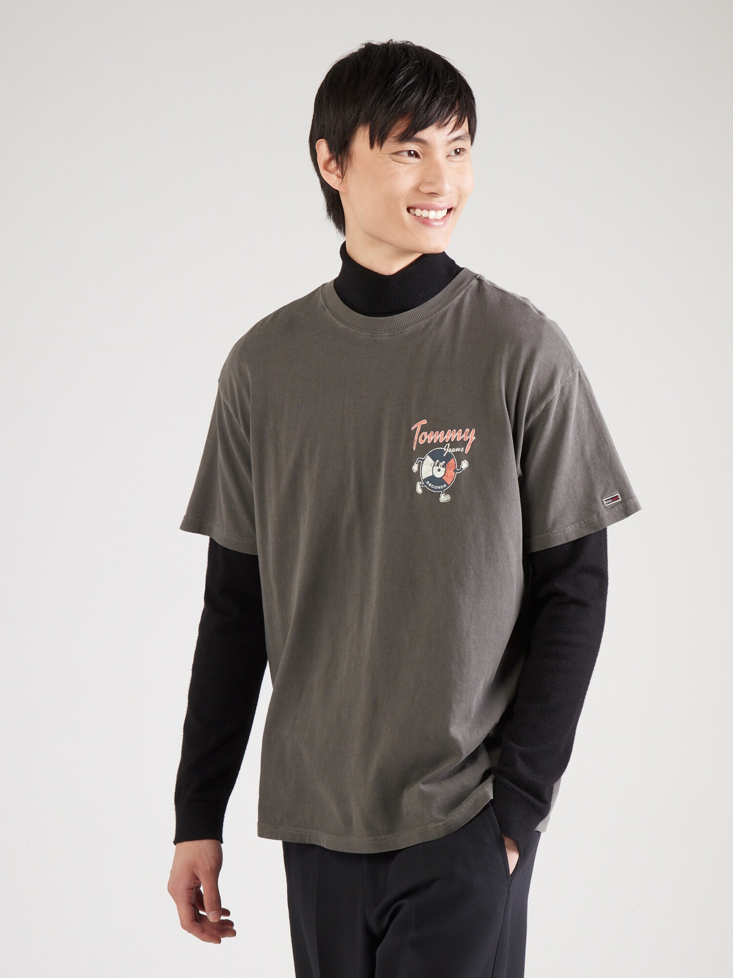 Tommy Jeans Póló 'NOVELTY 2'  szürke / sötétszürke / piros / fehér termék 2. képe