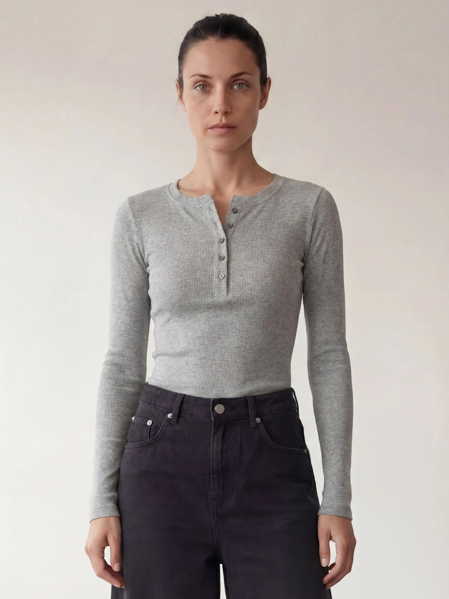 ARMIE Majica 'The Petra Henley Slim-Fit Top - LGM' svijetlosiva