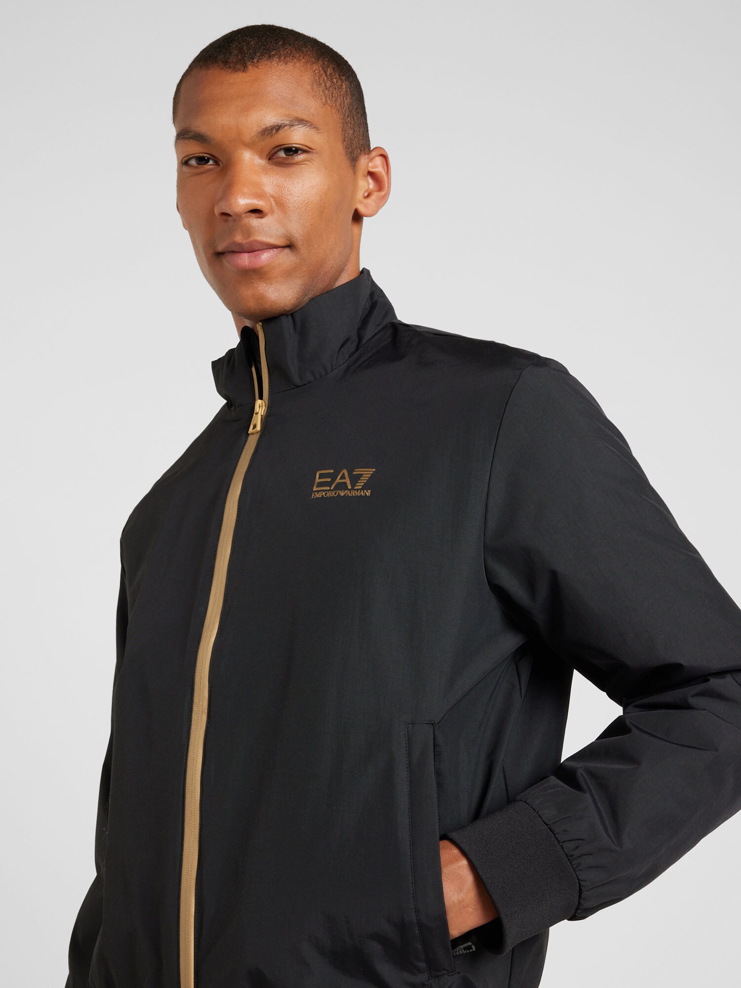 EA7 Emporio Armani Chaqueta de entretiempo  oro / negro – imagen 4