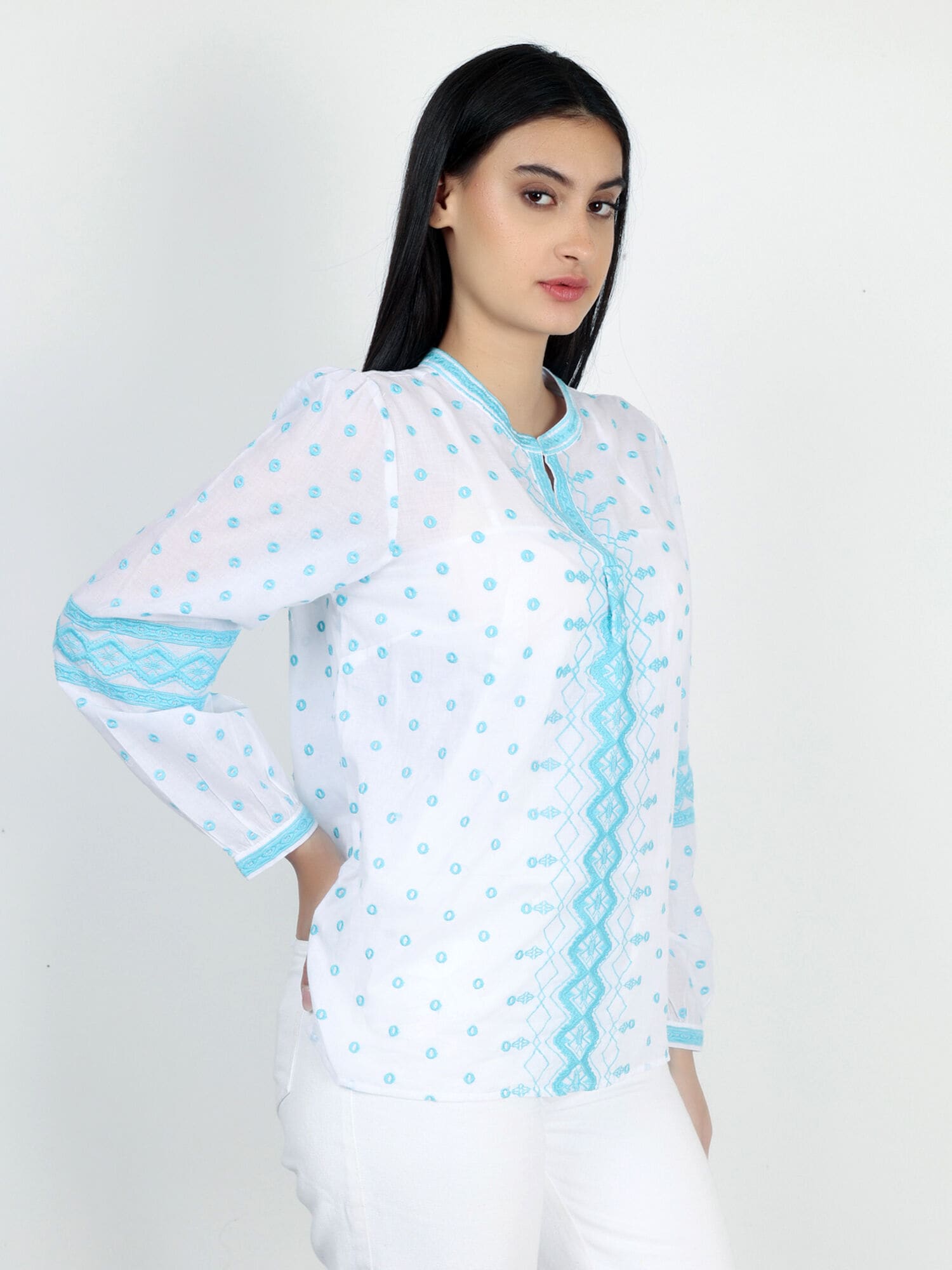 Thumbnail - VICCI Germany Baumwollbluse mit wunderschönen Stickereien, Model trägt Größe 36