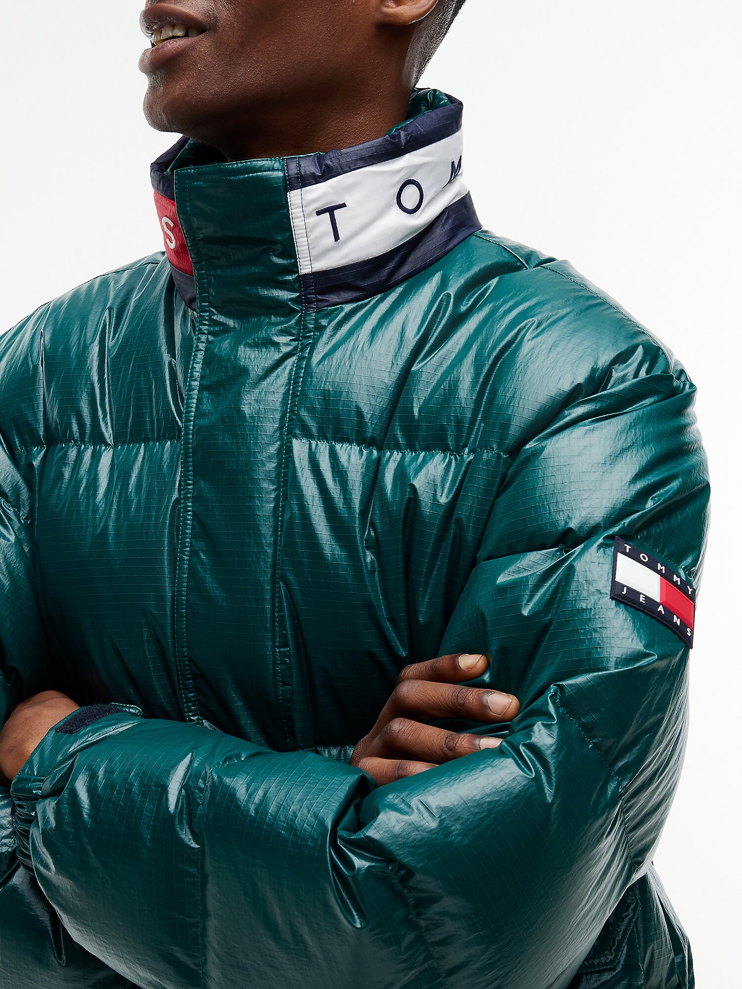 Tommy Jeans Chaqueta de invierno  verde oscuro / rojo / blanco – imagen 4