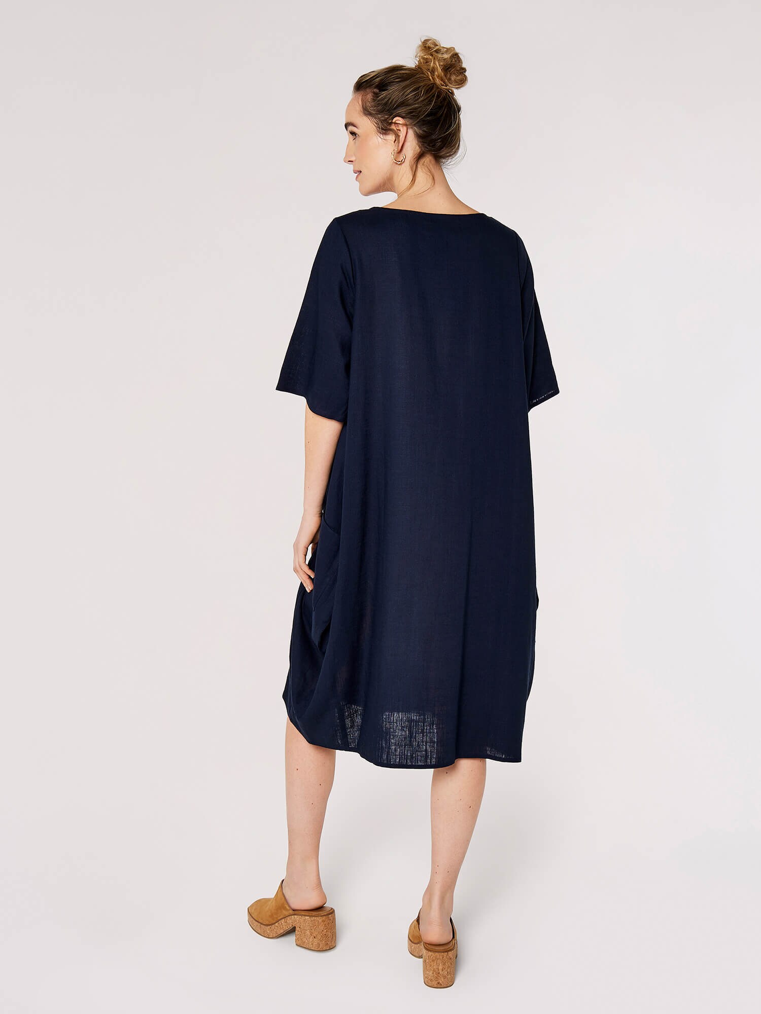 Thumbnail - Apricot Kleid