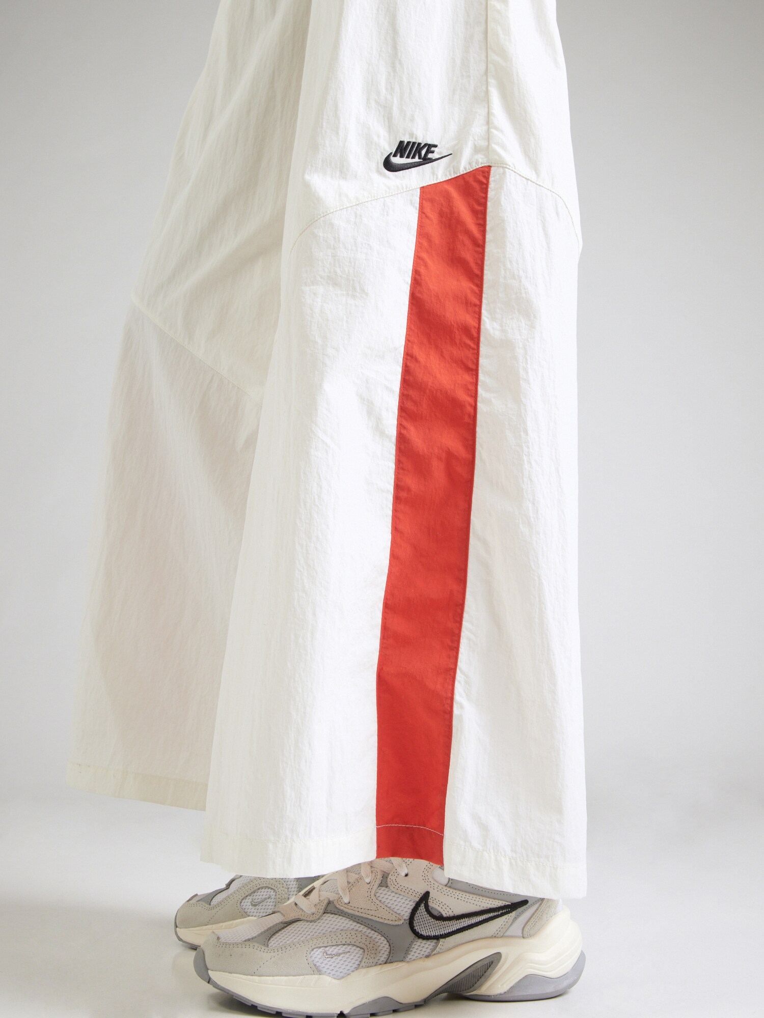 Nike Sportswear Nohavice krémová / červená / čierna (obrázok 5)