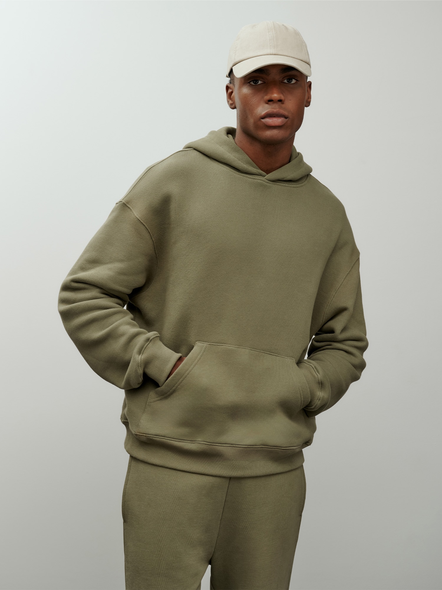 DAN FOX APPAREL Tréning póló 'Essential Patrick'  olíva termék 2. képe