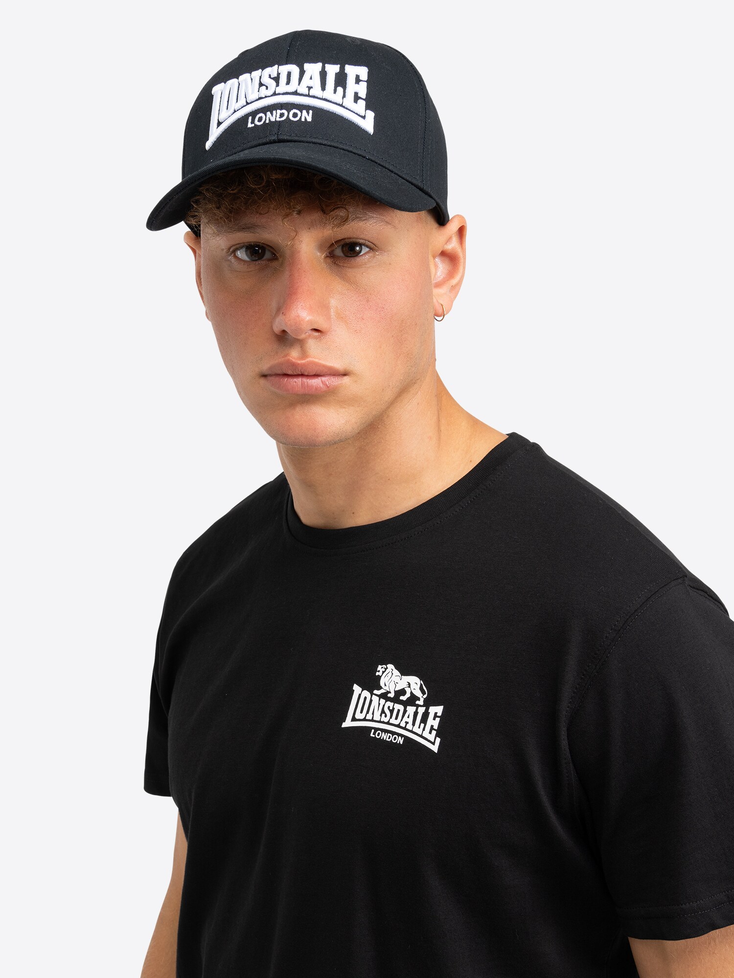 LONSDALE Sapkák ' FLIXTON '  fekete / fehér termék 2. képe