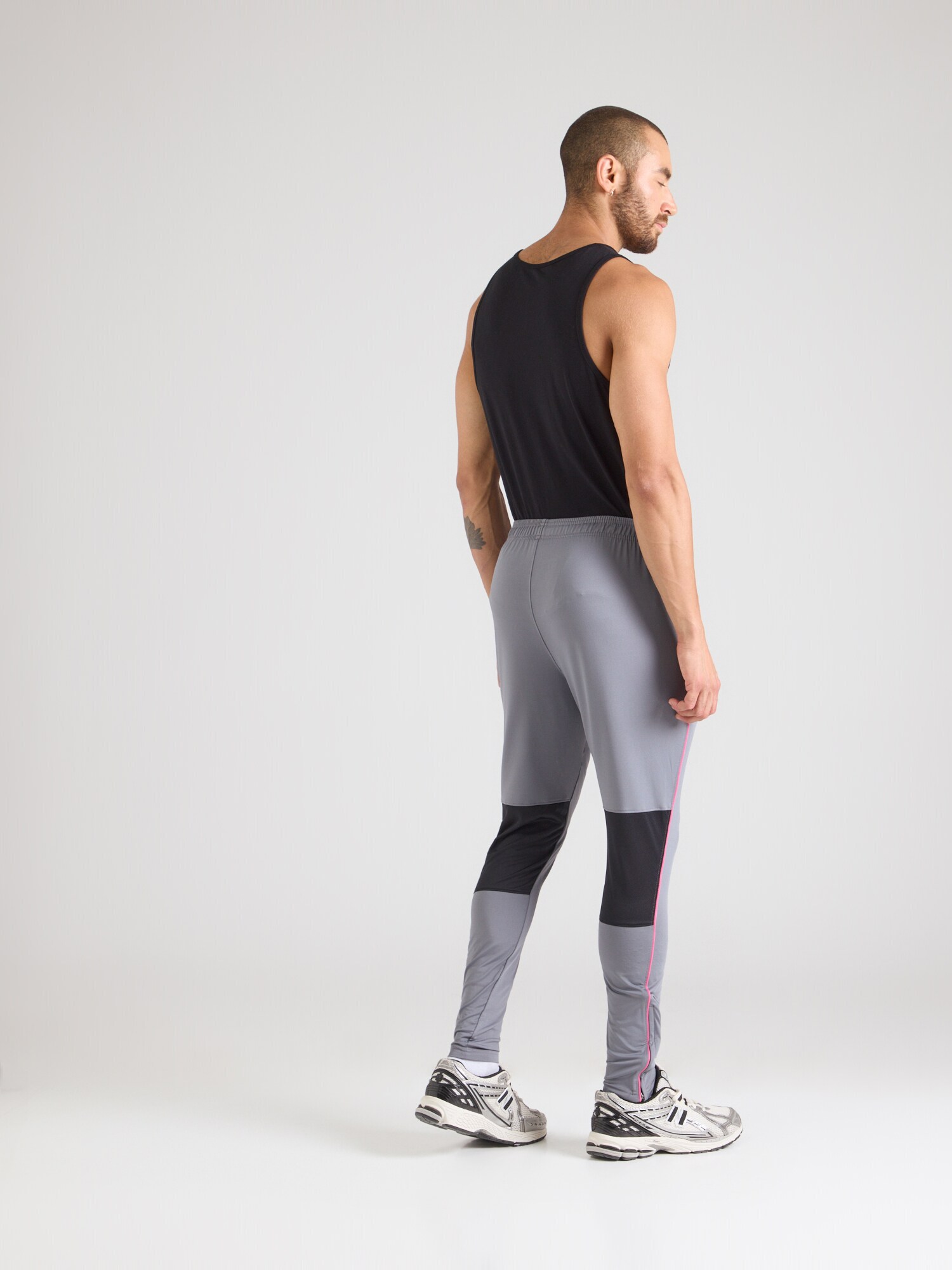 UNDER ARMOUR Pantalón deportivo 'Challenger' gris basalto – imagen 3