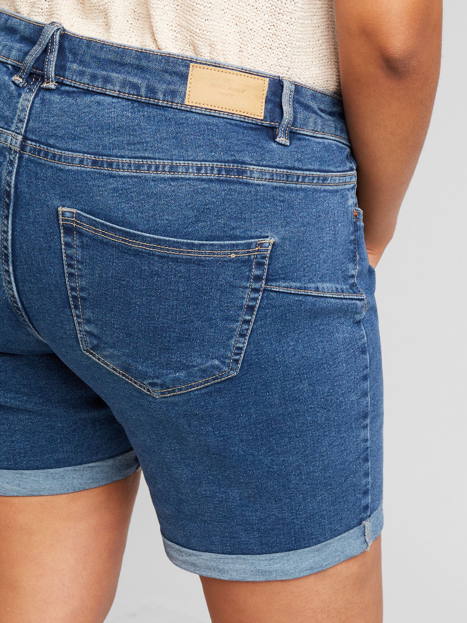 Vero Moda Curve Džínsy 'CLUNA' modrá denim (obrázok 5)