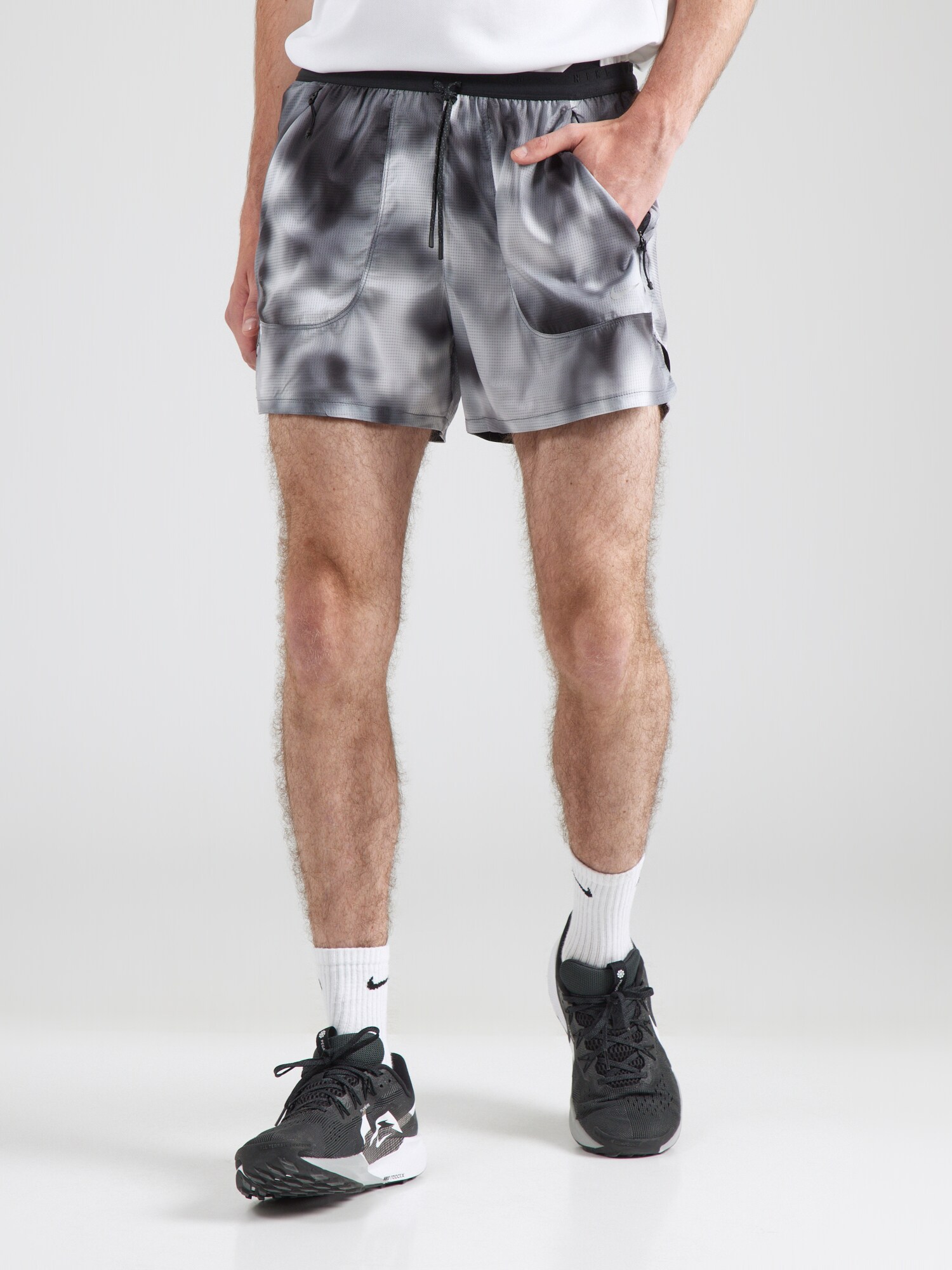 NIKE Sportnadrágok 'BREATHE'  szürke / fekete / piszkosfehér termék 2. képe