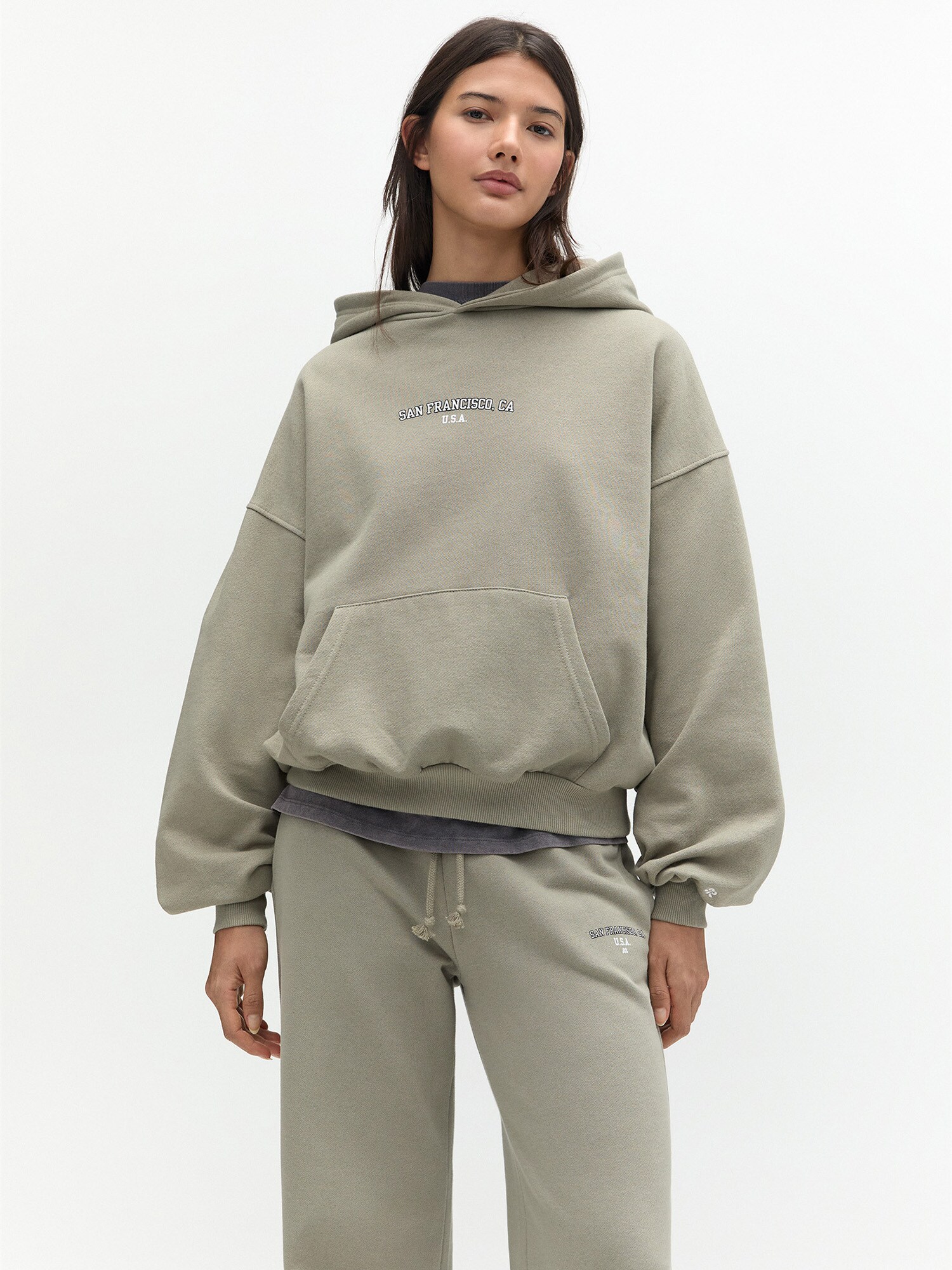 Pull&Bear Tréning póló 'PACIFIC 95'  khaki / fekete / fehér termék 2. képe
