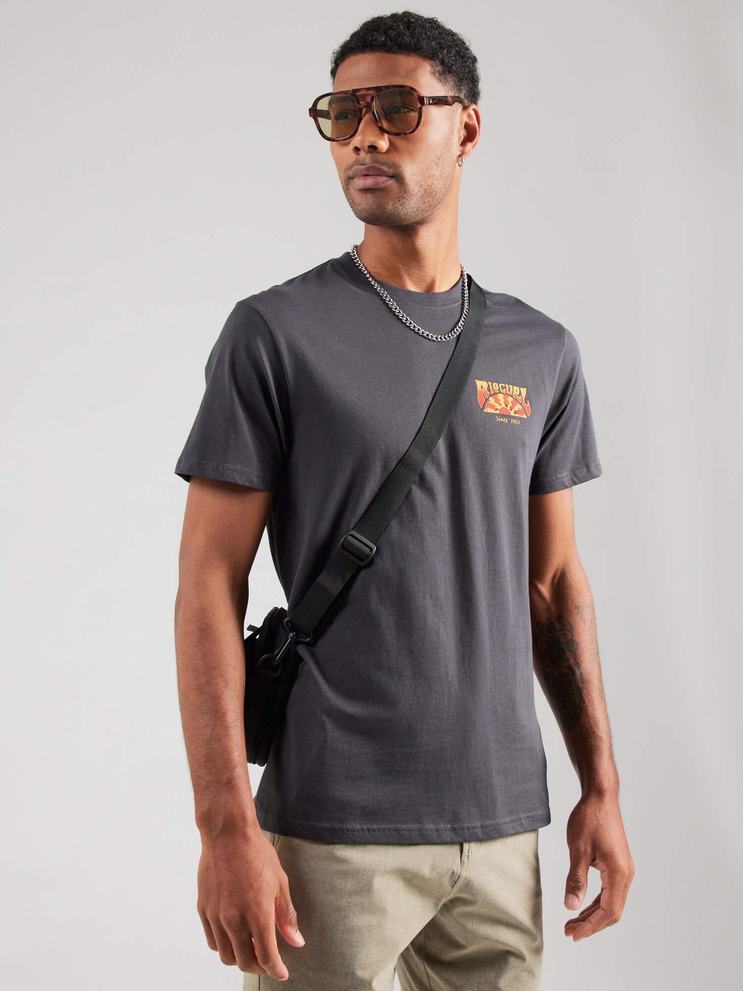RIP CURL Póló 'KEEP ON TRUCKING'  azúr / sárga / piros / fekete termék 2. képe