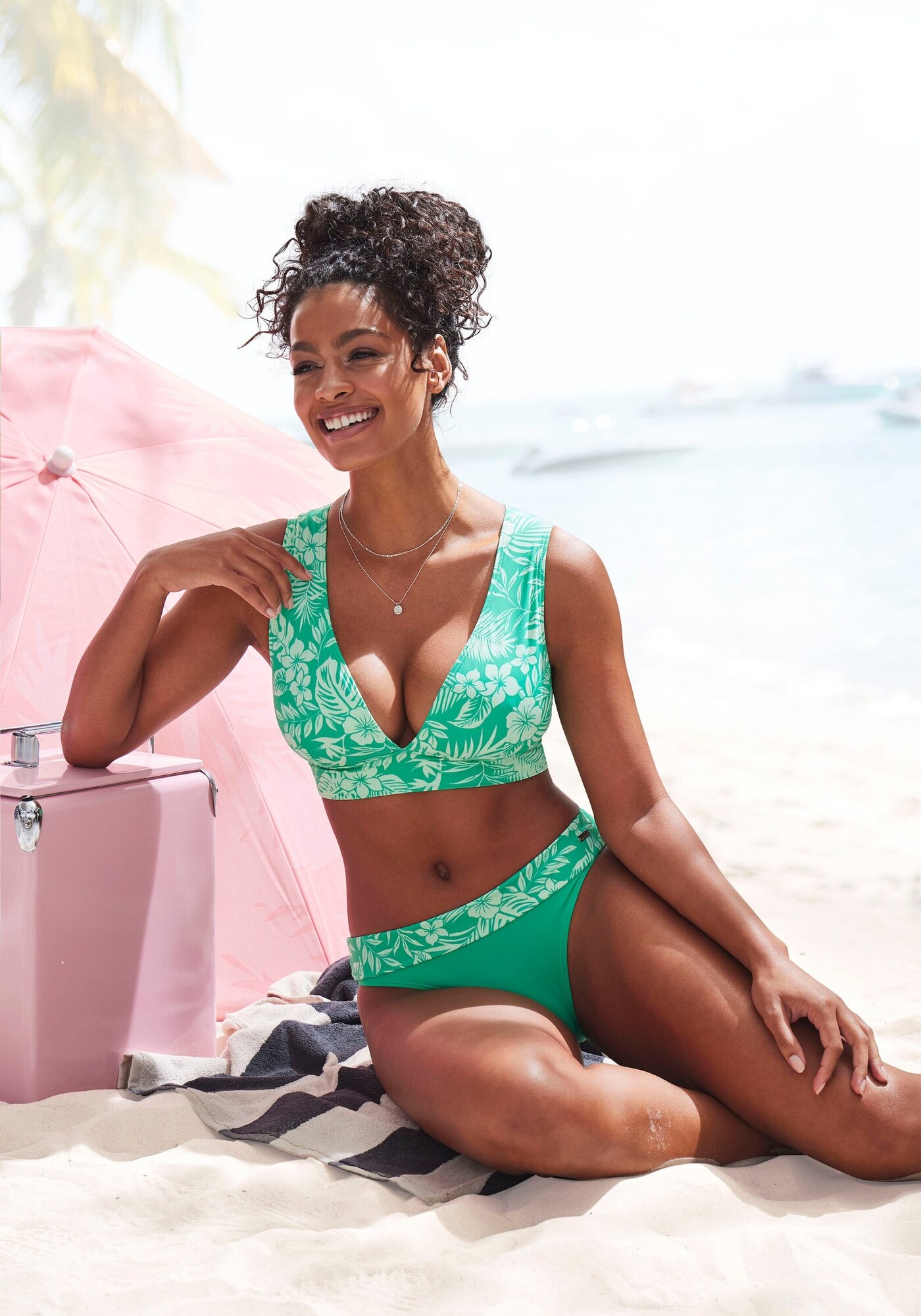 VENICE BEACH Bikini felső  zöld / piszkosfehér termék 2. képe