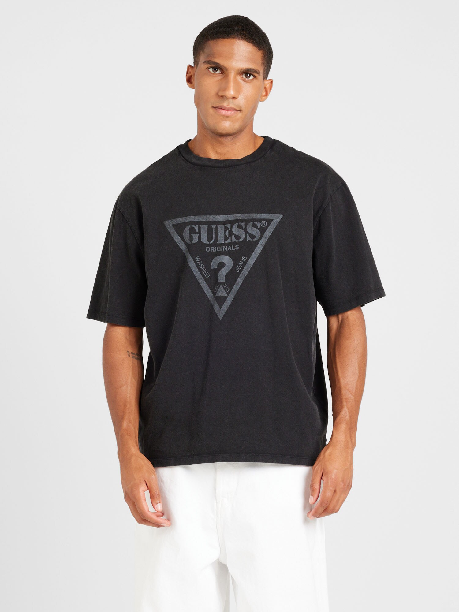 GUESS Originals Póló  szürke / fekete termék 2. képe