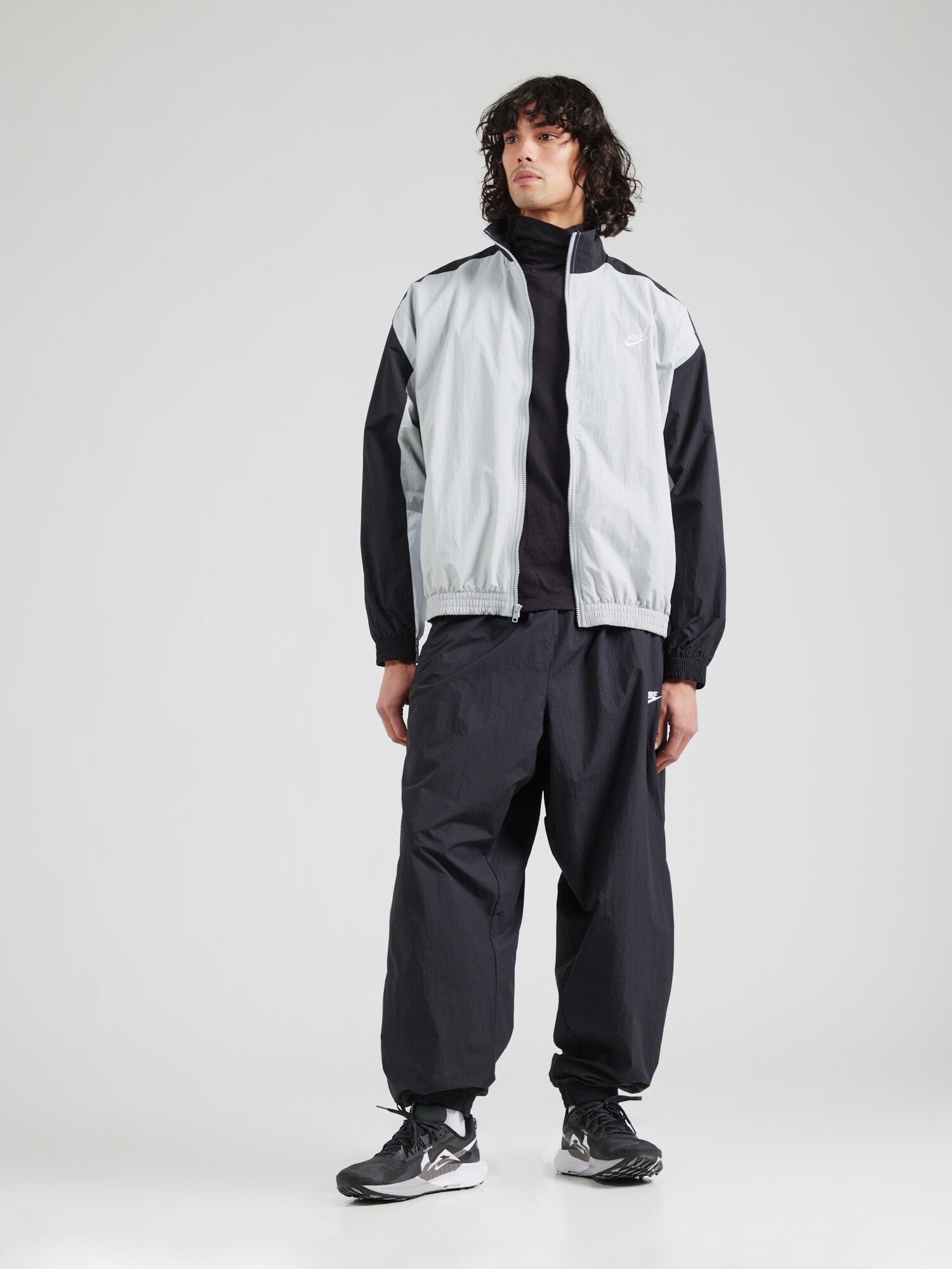 Nike Sportswear Prechodná bunda 'CLUB' sivá / čierna / biela (obrázok 4)