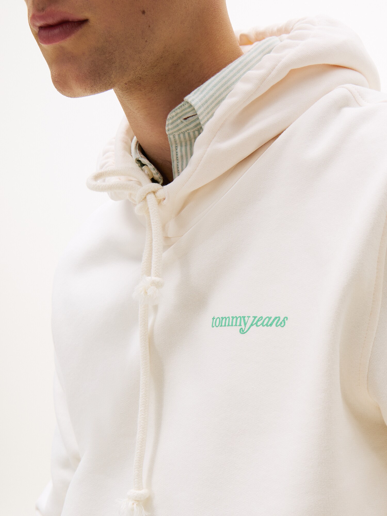 Tommy Jeans Mikina neónovo modrá / levanduľová / čierna / biela (obrázok 5)