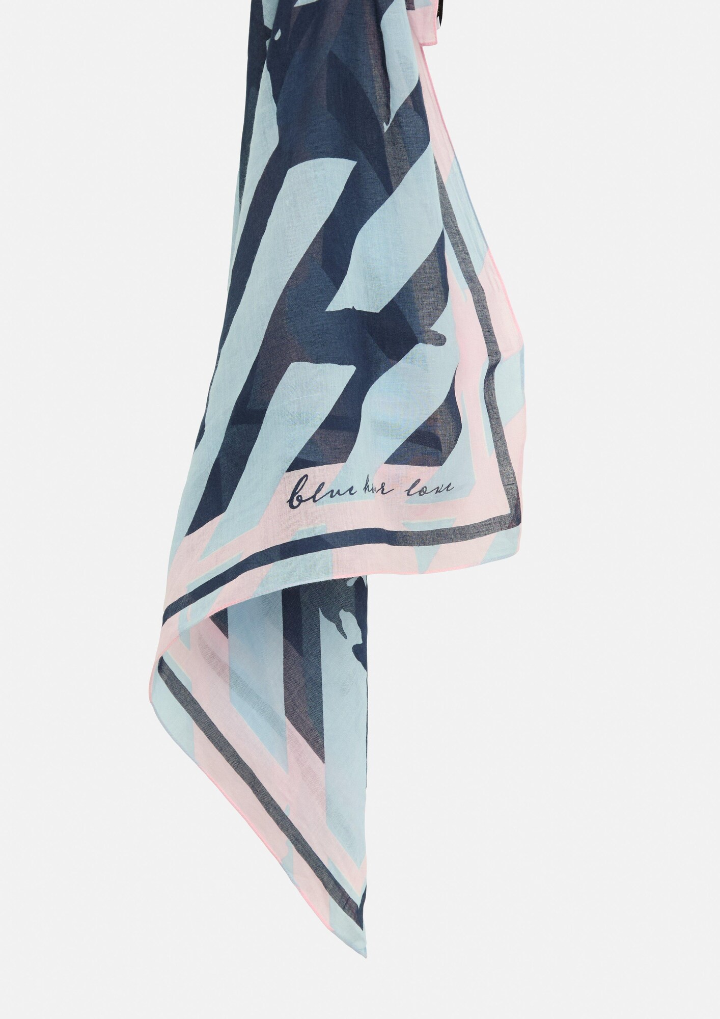 Thumbnail - comma casual identity Tuch