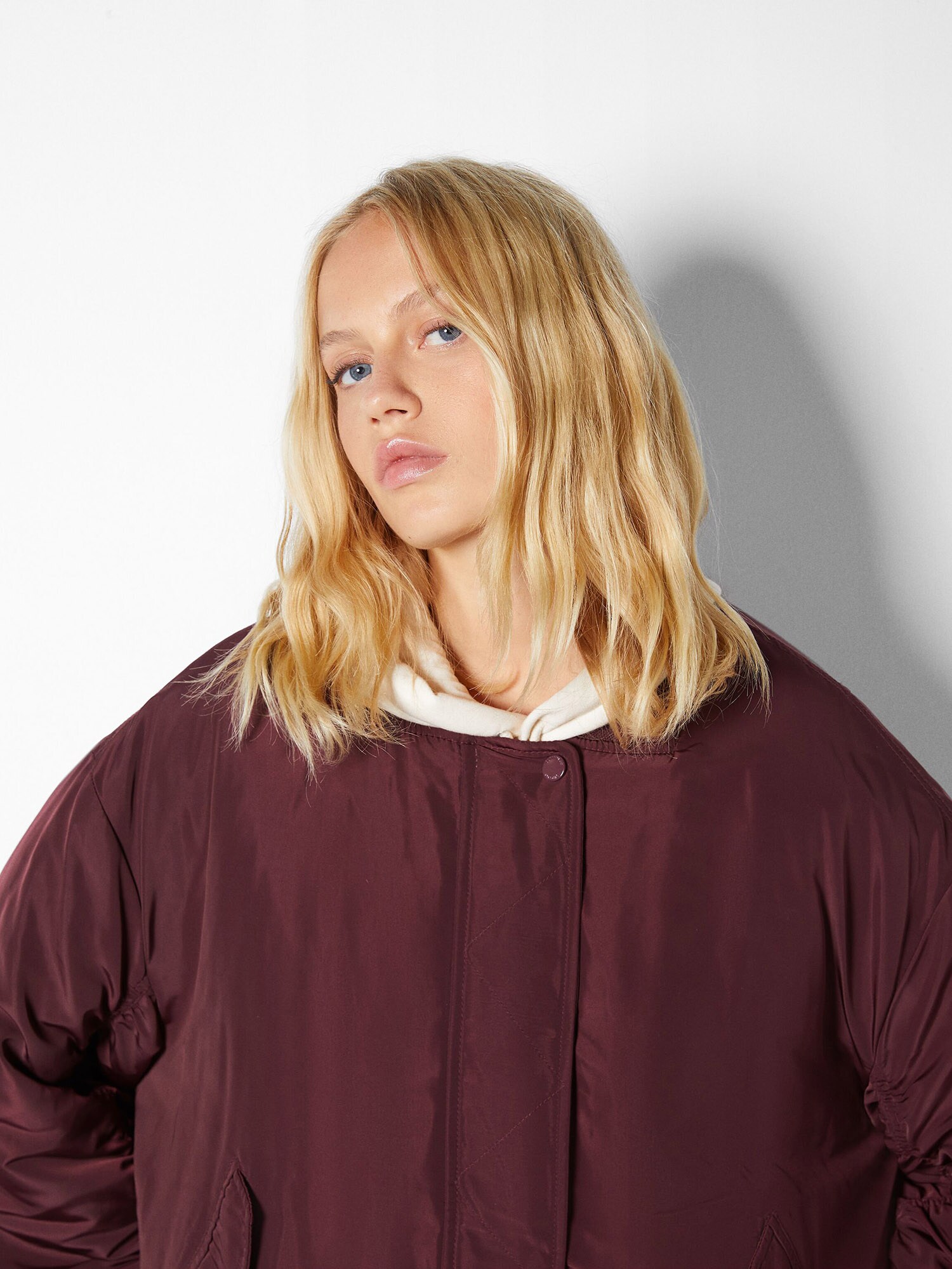 Bershka Prechodná bunda burgundská (obrázok 5)