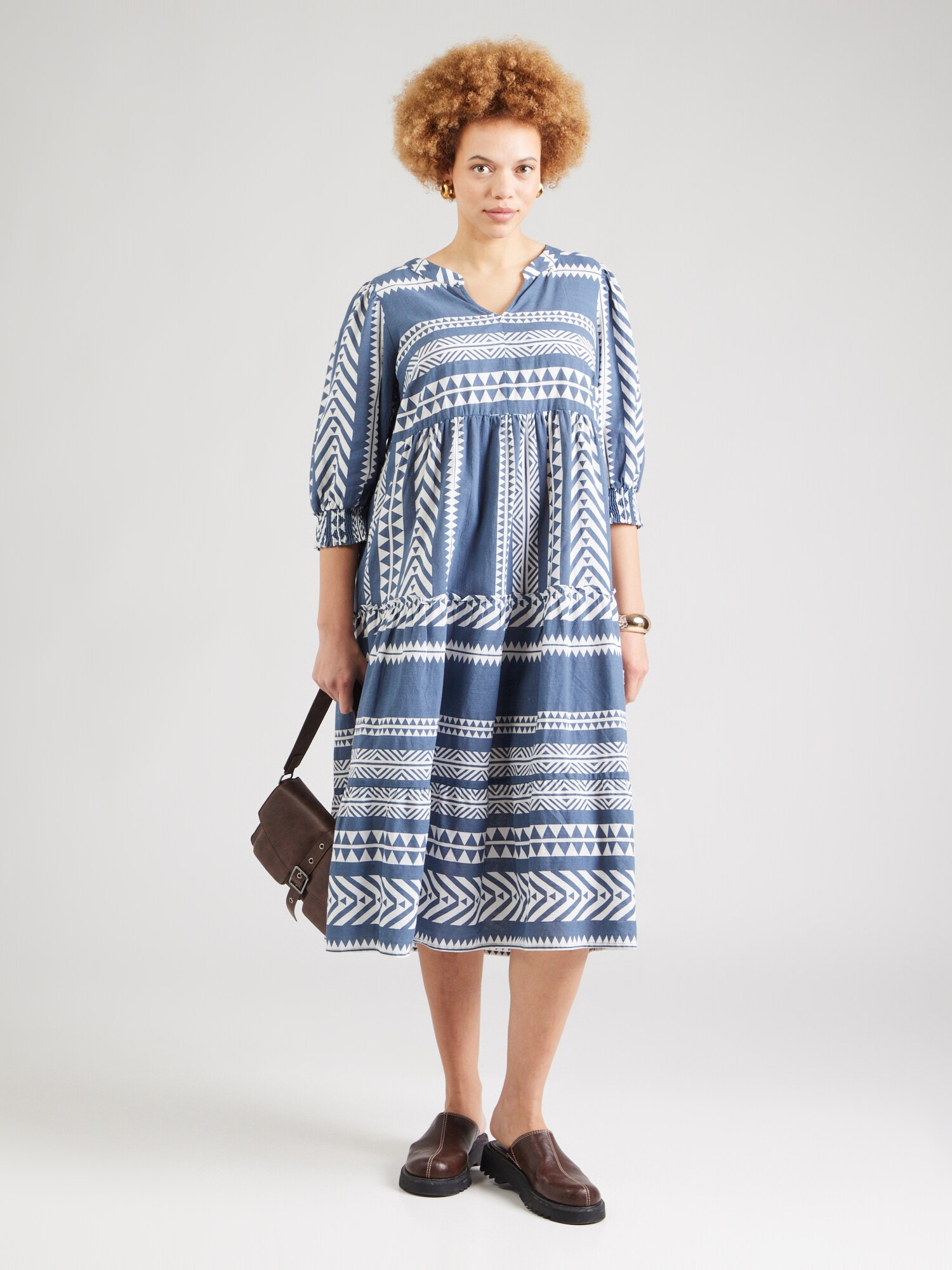 Vero Moda Curve Ruha 'VMCDicthe'  galambkék / fehér termék 2. képe