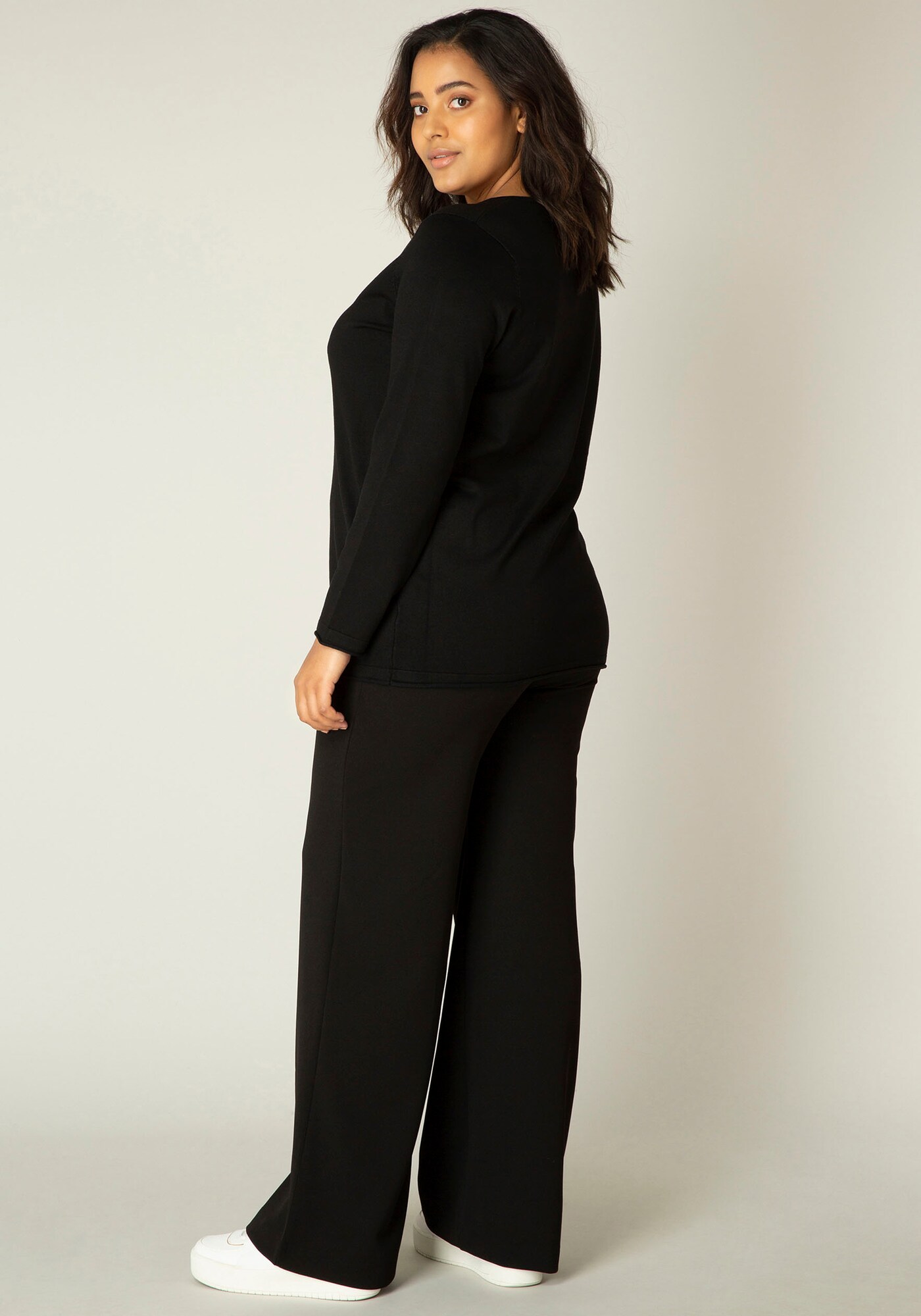 Thumbnail - BASE LEVEL CURVY Pullover