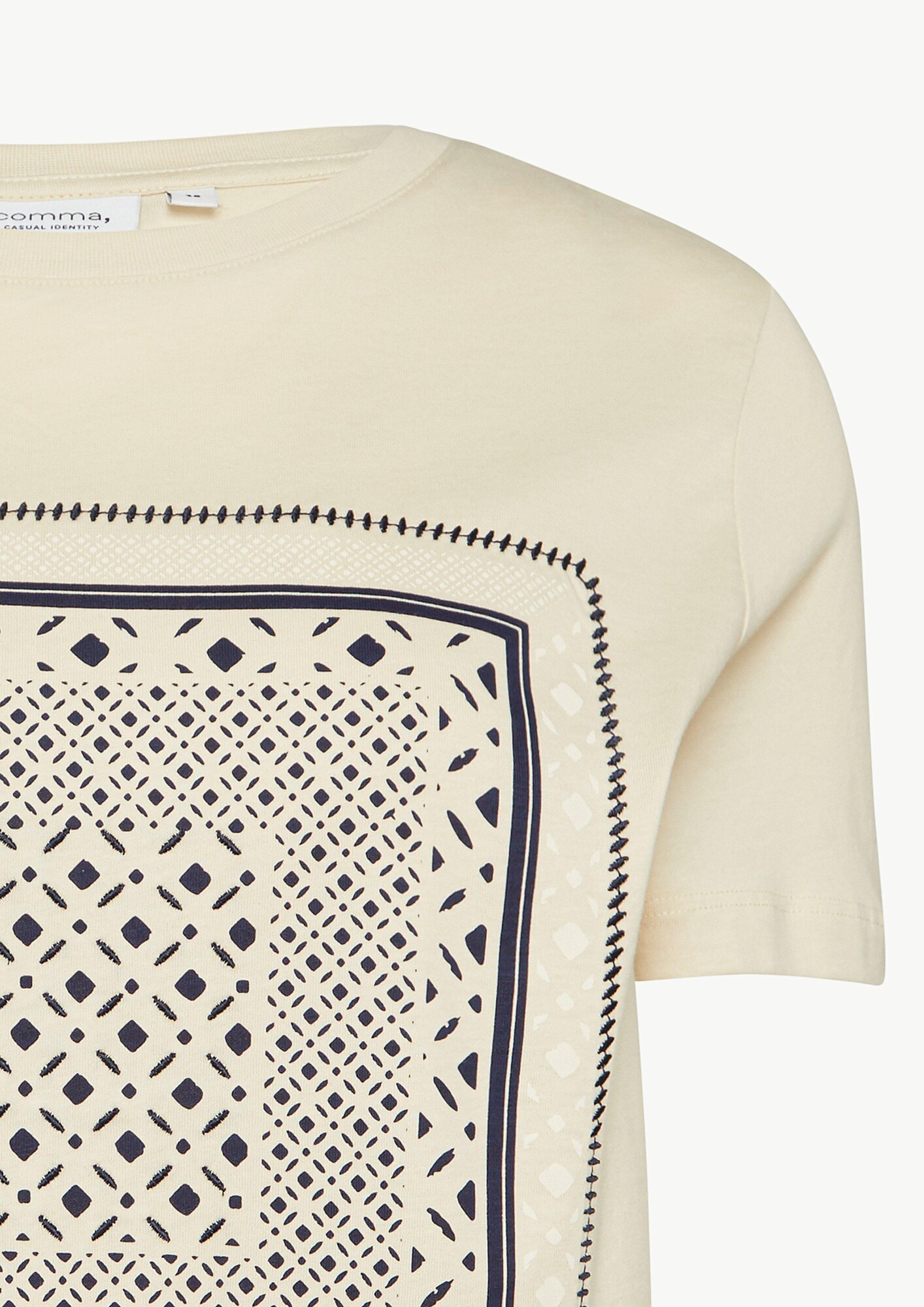 Thumbnail - comma casual identity T-Shirt