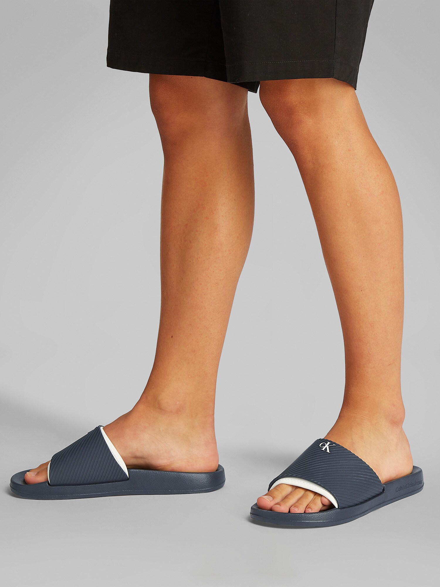 Calvin Klein Šľapky námornícka modrá / biela (obrázok 5)