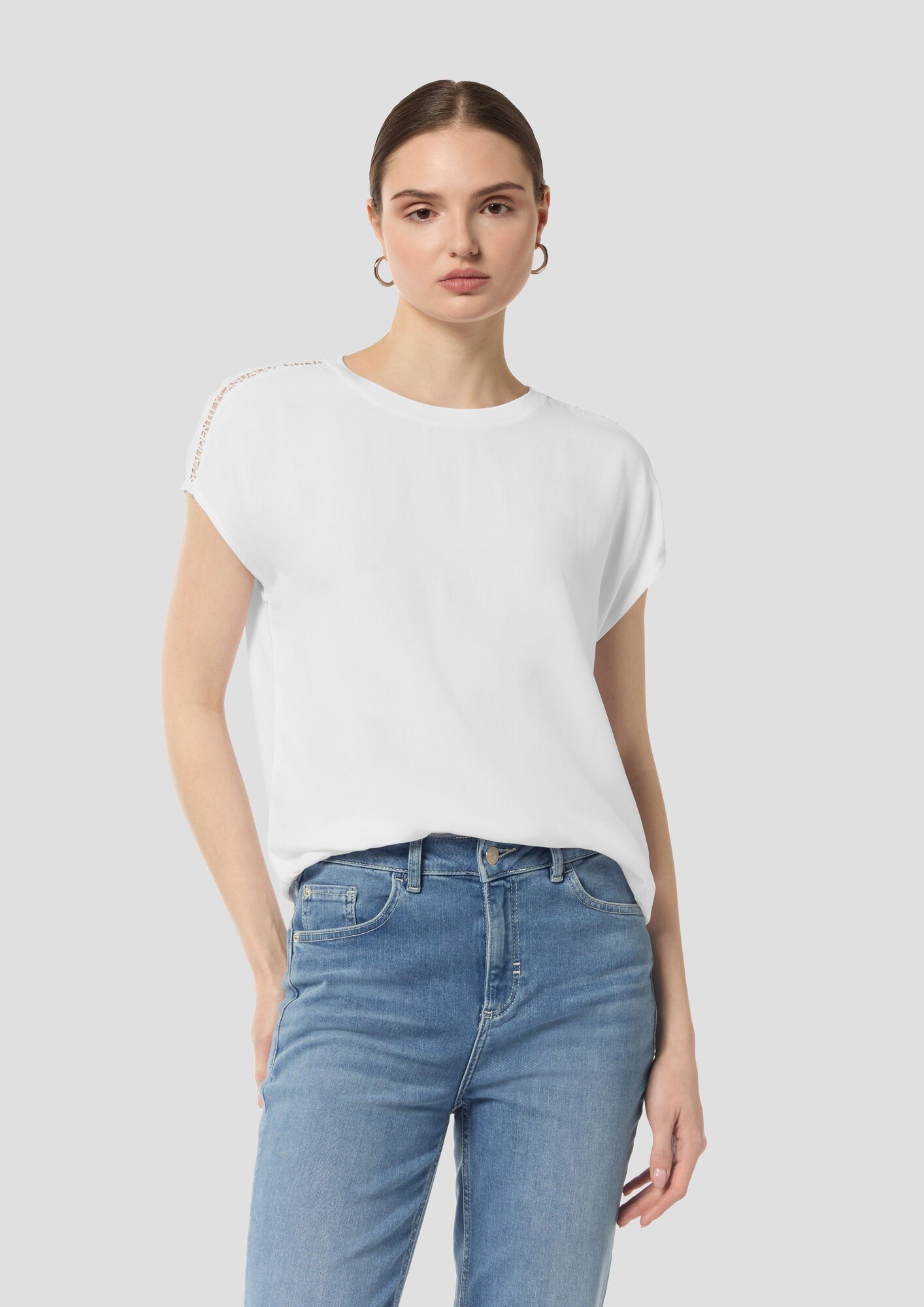 Thumbnail - comma casual identity T-Shirt