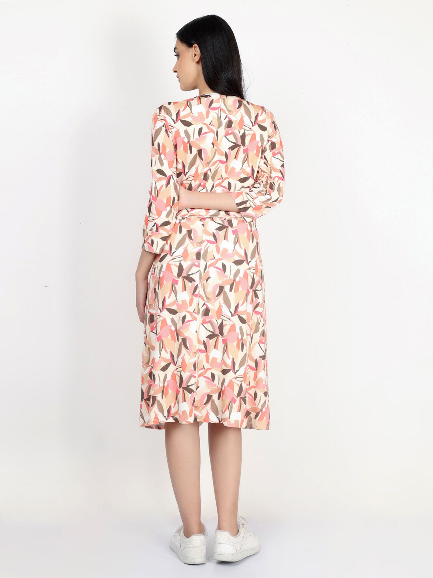 Thumbnail - VICCI Germany Jerseykleid in femininer Wickel-Optik, Model trägt Größe 36