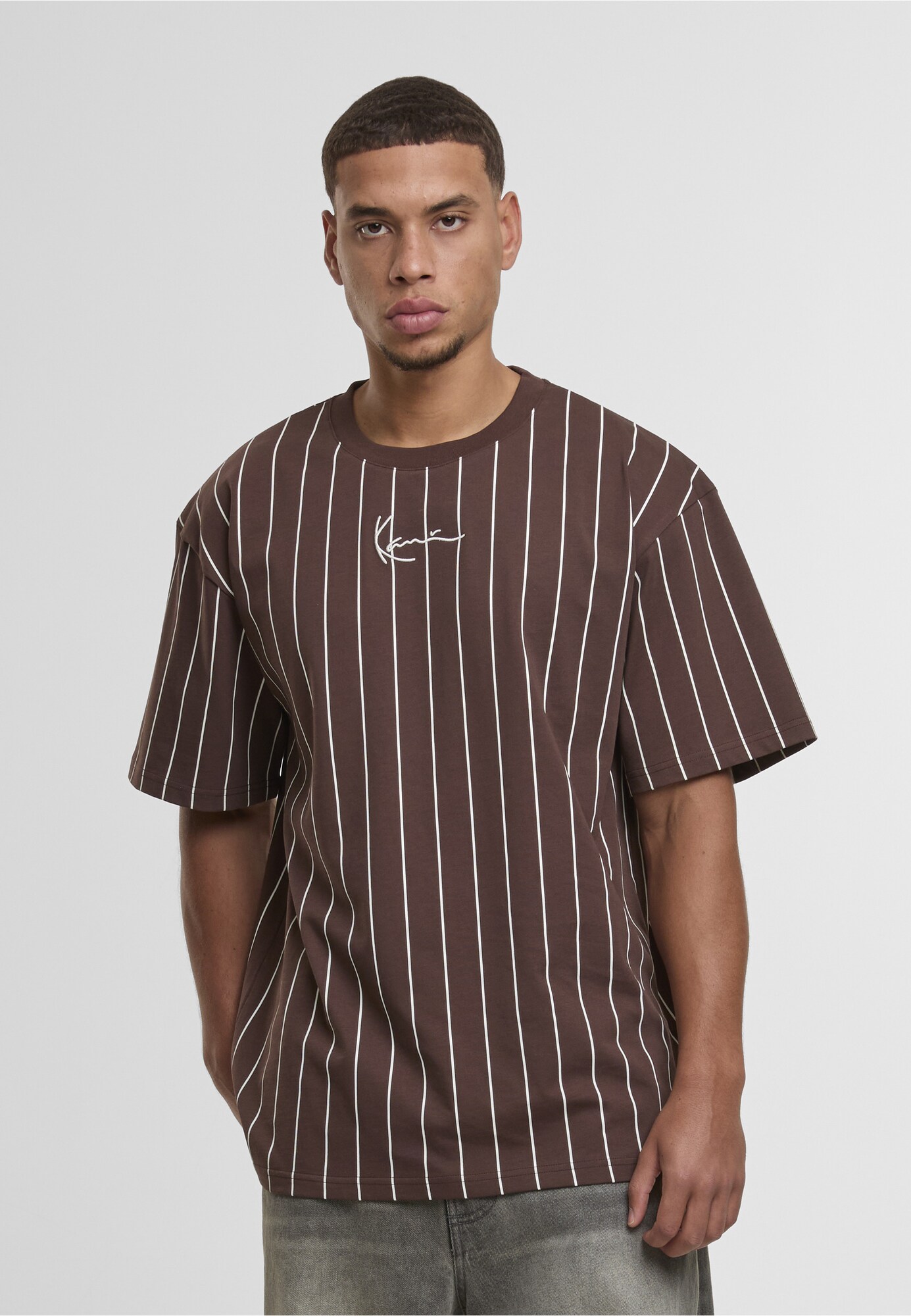 Karl Kani Camiseta 'Essential' marrón oscuro / blanco – imagen 7