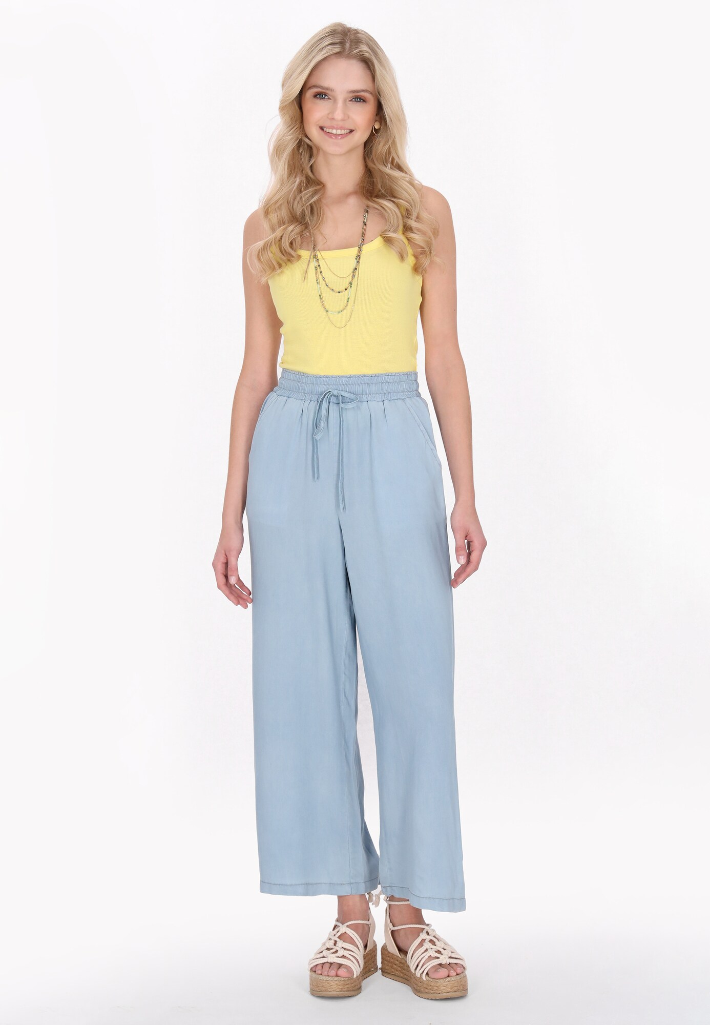 Thumbnail - IZIA Hose Fashion Look