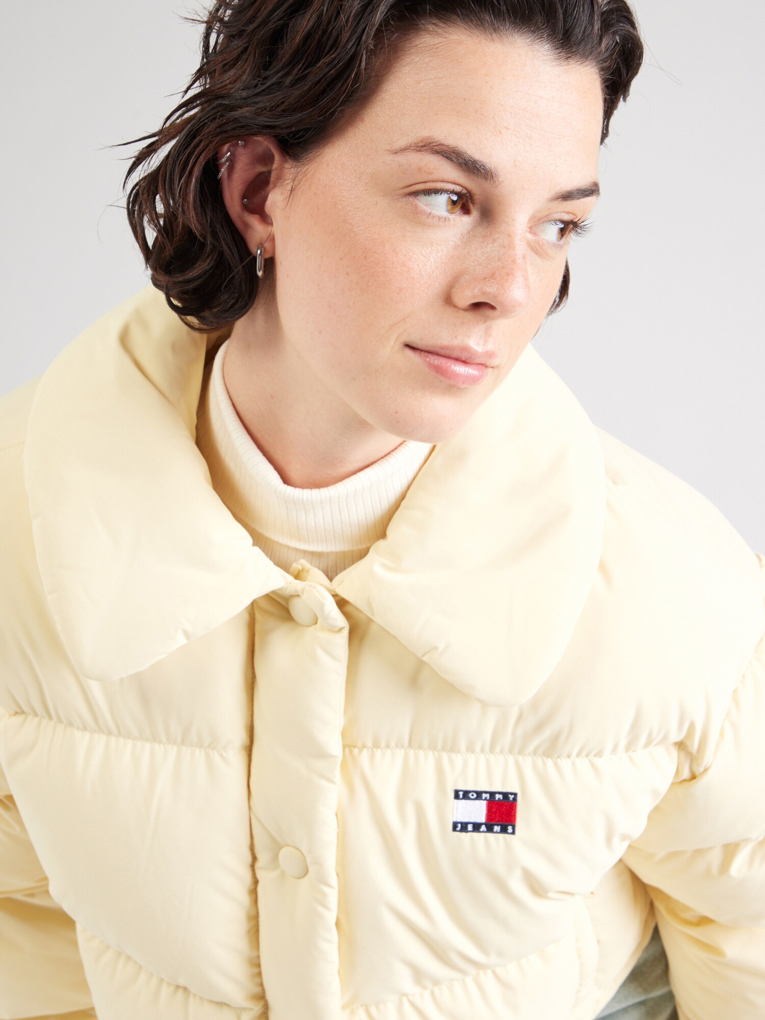 Tommy Jeans Zimná bunda pastelovo žltá (obrázok 5)