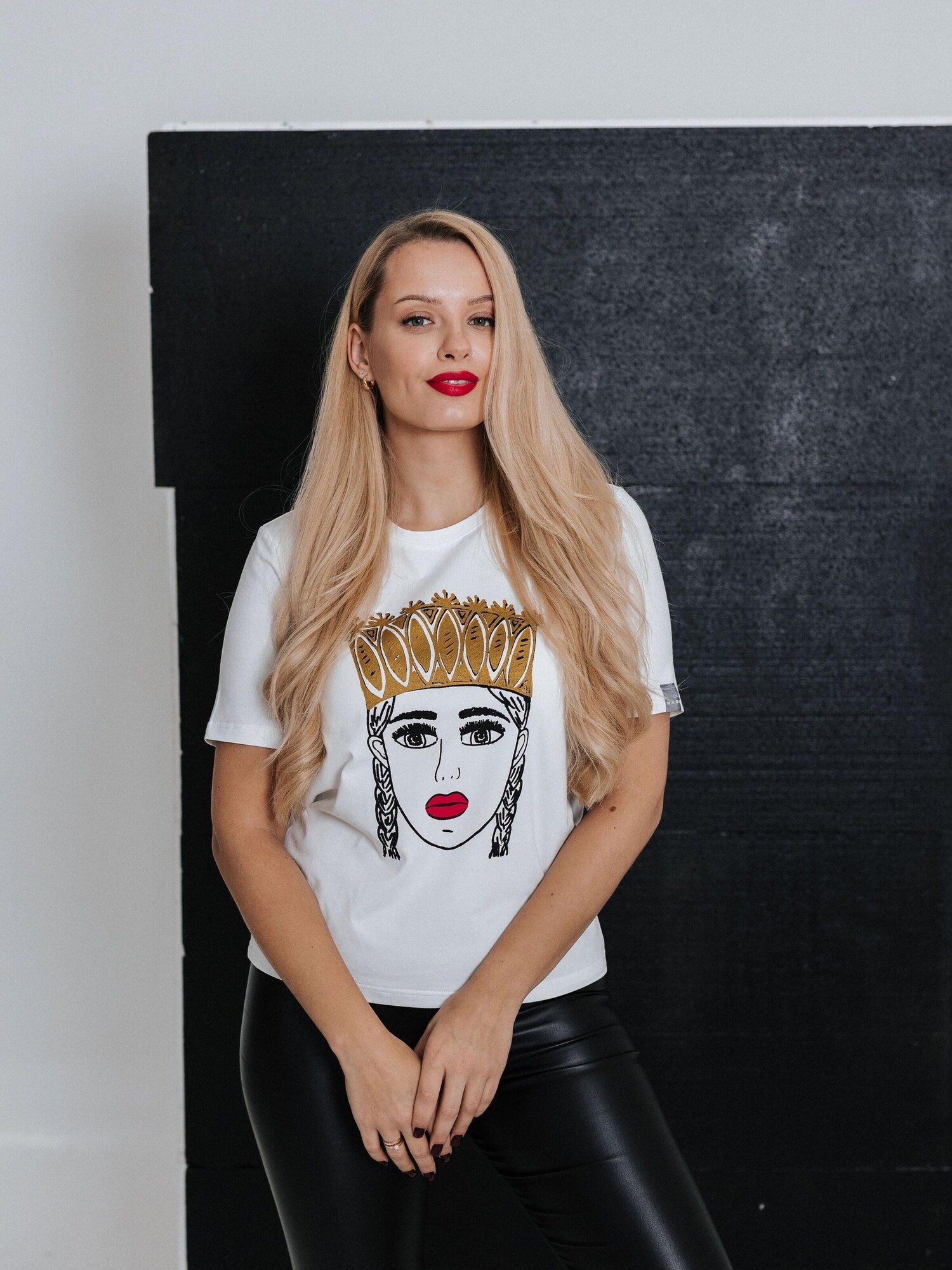 RADADA Camiseta 'GIRL WITH GOLDEN CROWN'  blanco