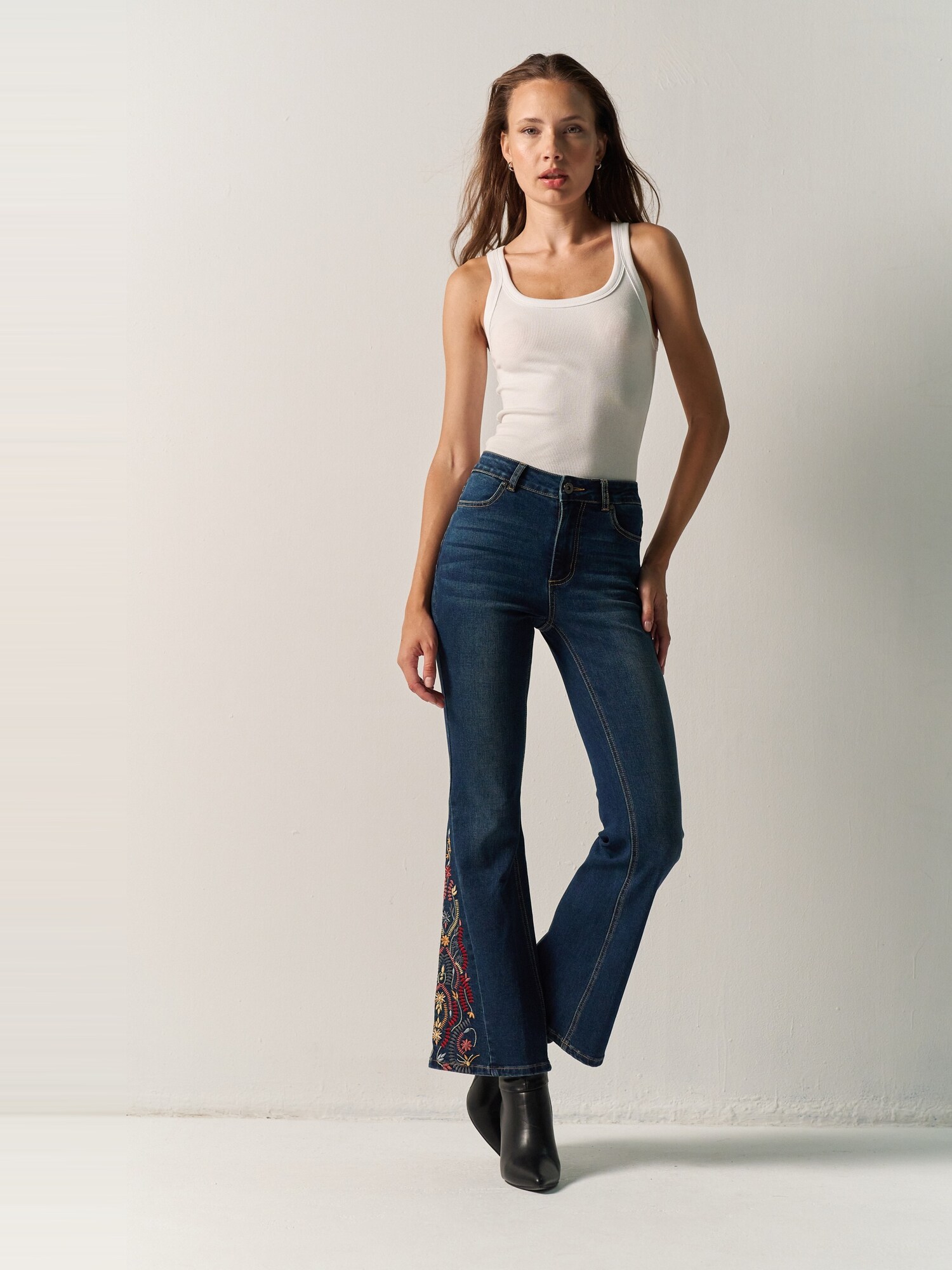 KOROSHI Jeans crem / albastru denim / roșu / alb
