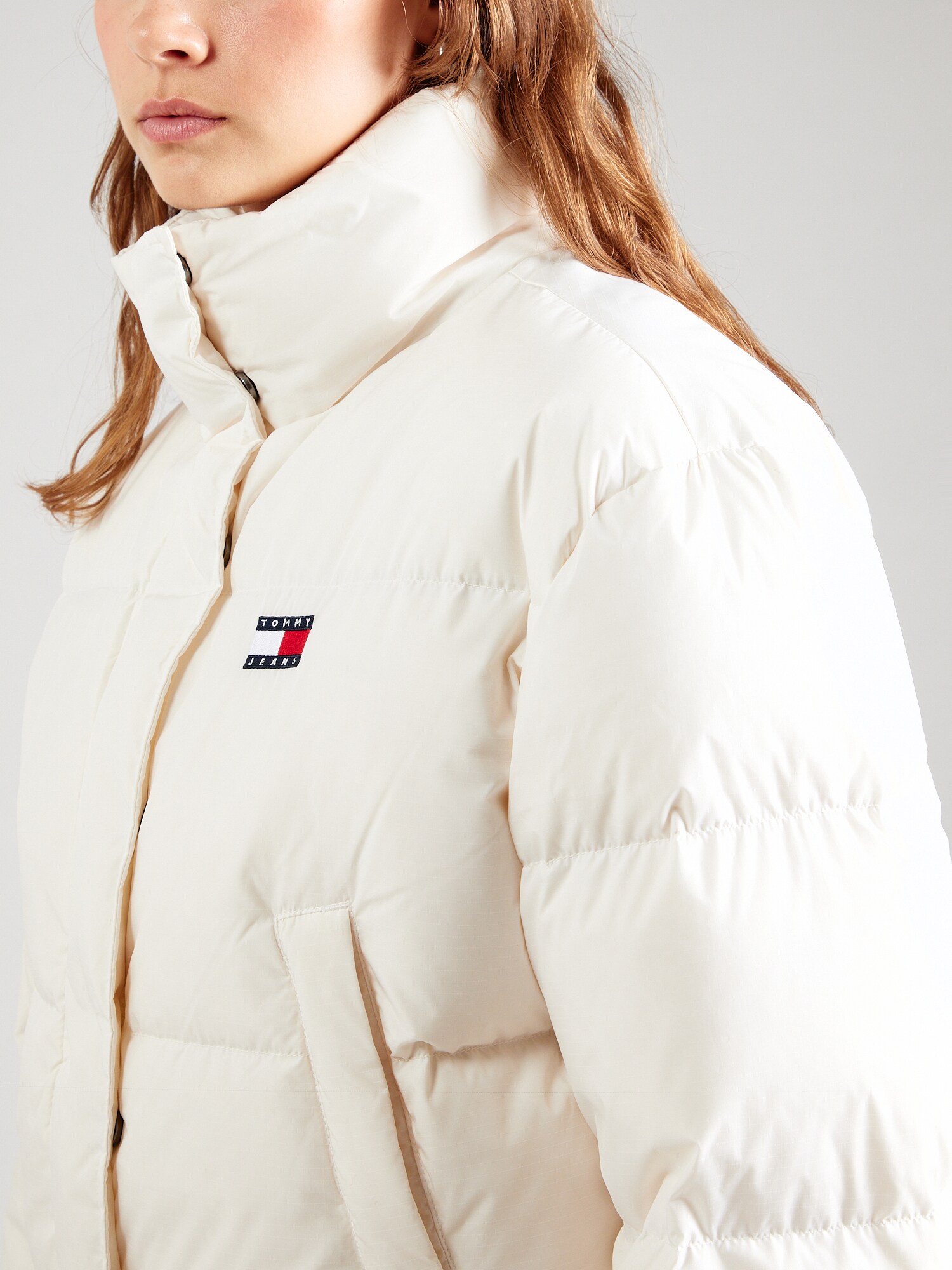 Tommy Jeans Zimná bunda námornícka modrá / červená / biela (obrázok 5)