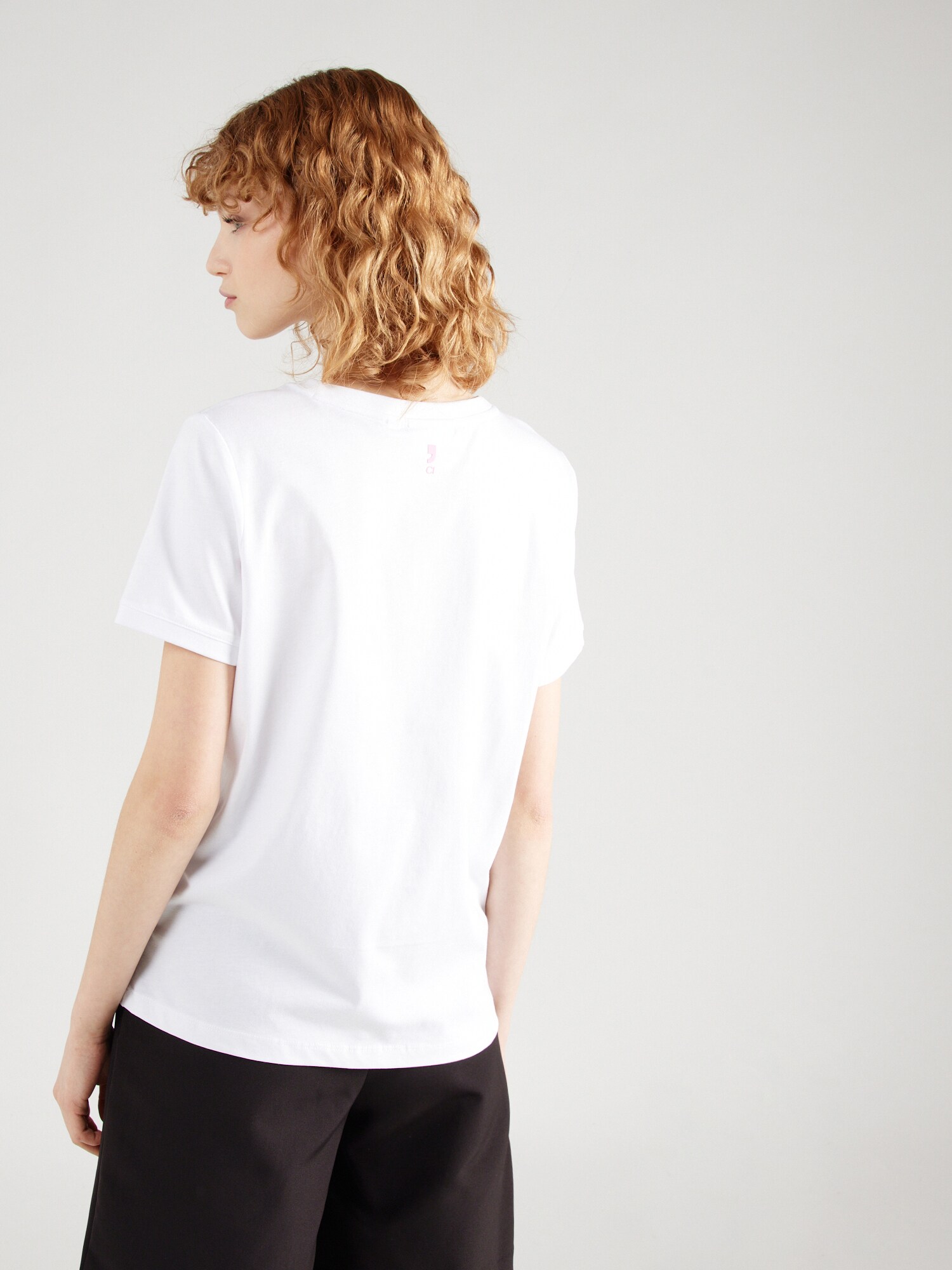 Thumbnail - comma casual identity T-Shirt