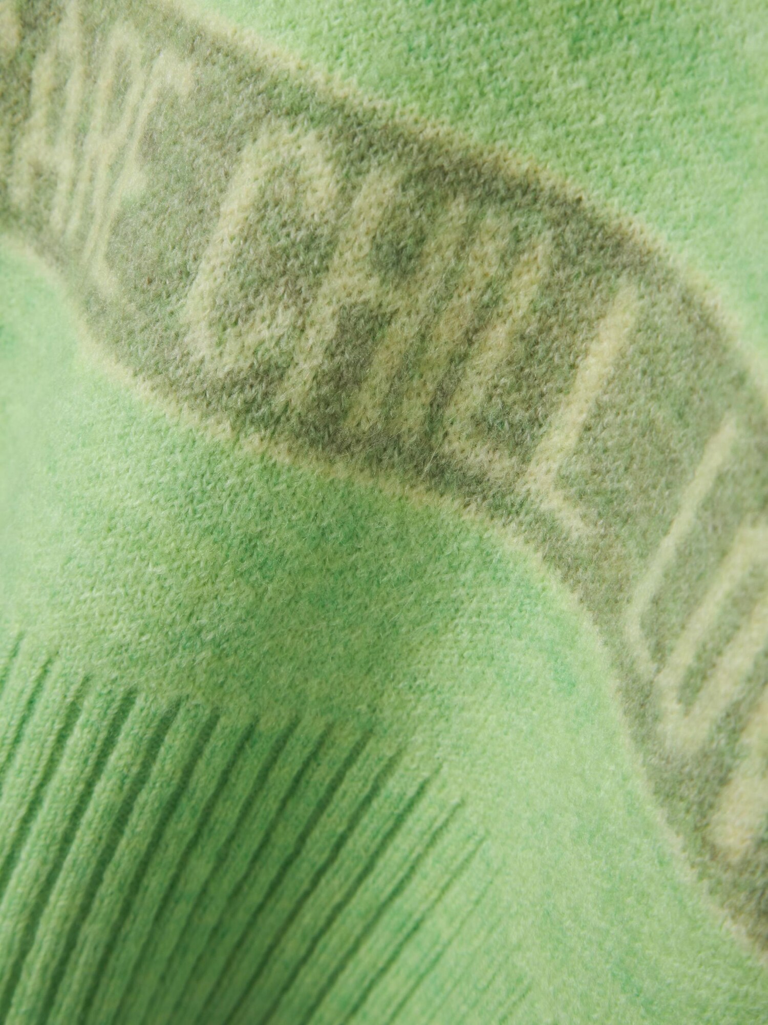 Thumbnail - Pullover